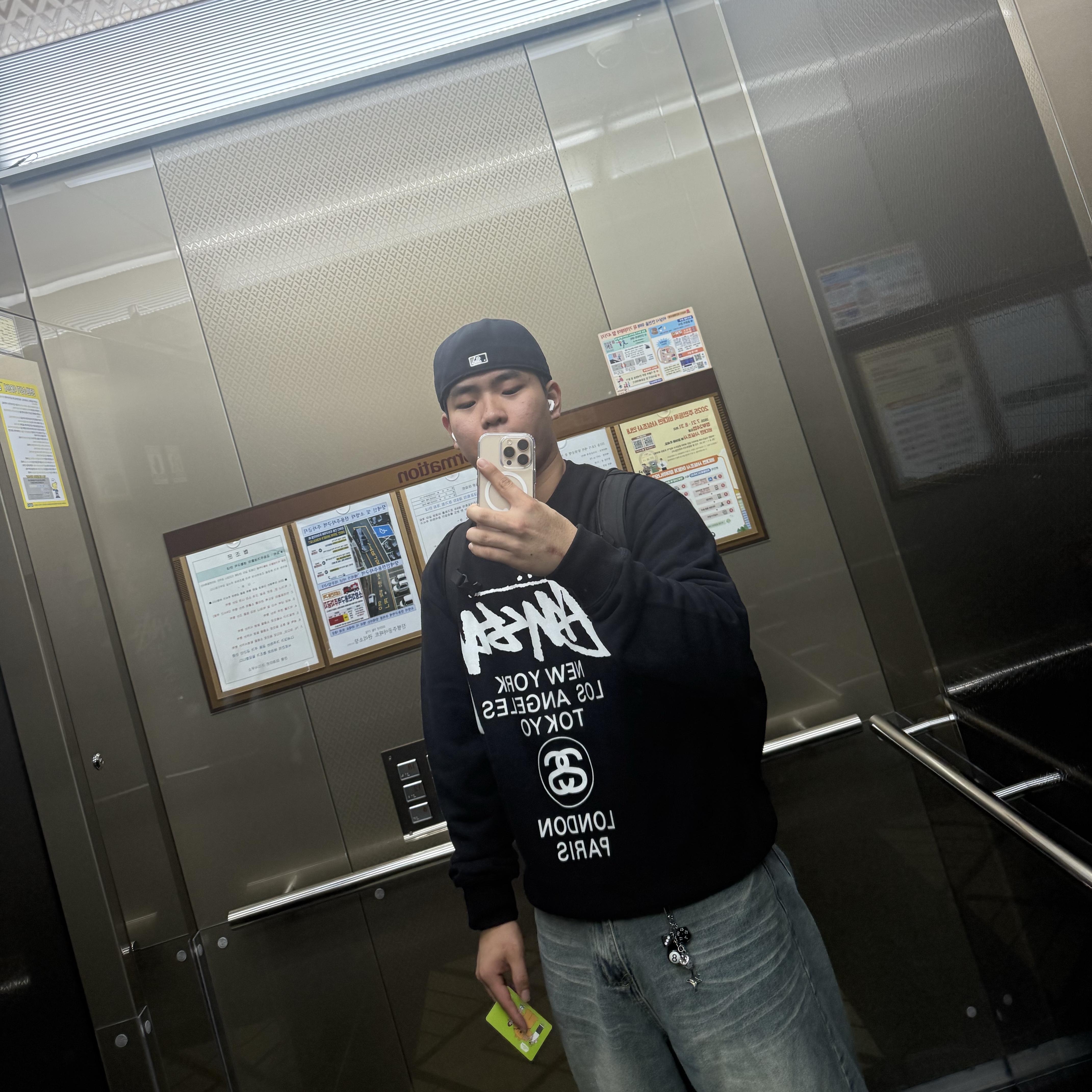 Stussy DSM World Tour Crew Black 2023, New Era 59Fifty MLB Authentic New York Yankees Game Navy 착용 스타일