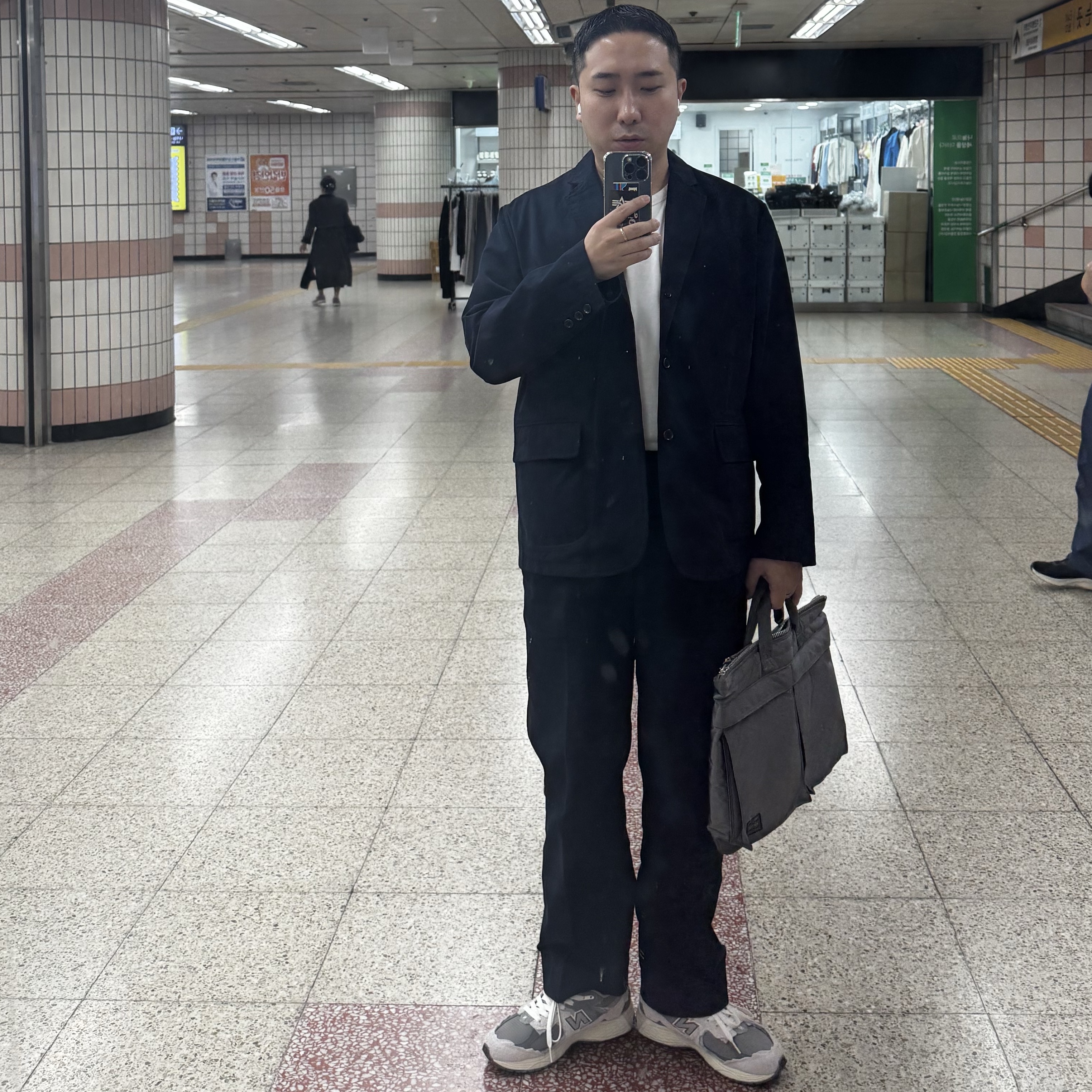 New Balance 2002R Protection Pack Rain Cloud, Porter Tanker 2Way Briefcase Grey 착용 스타일