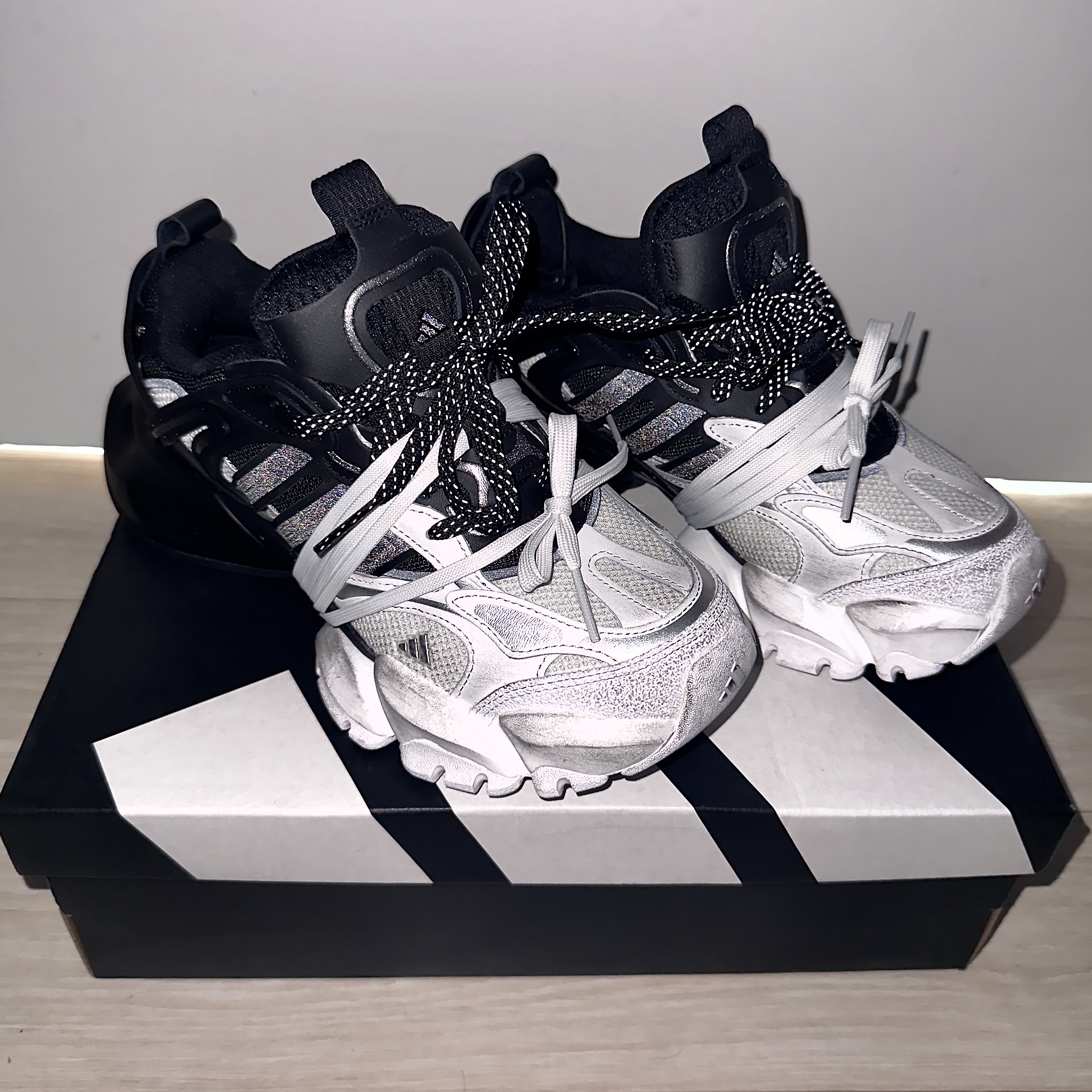Adidas Vento XLG Runner Deluxe Sneakers White Black 착용 스타일