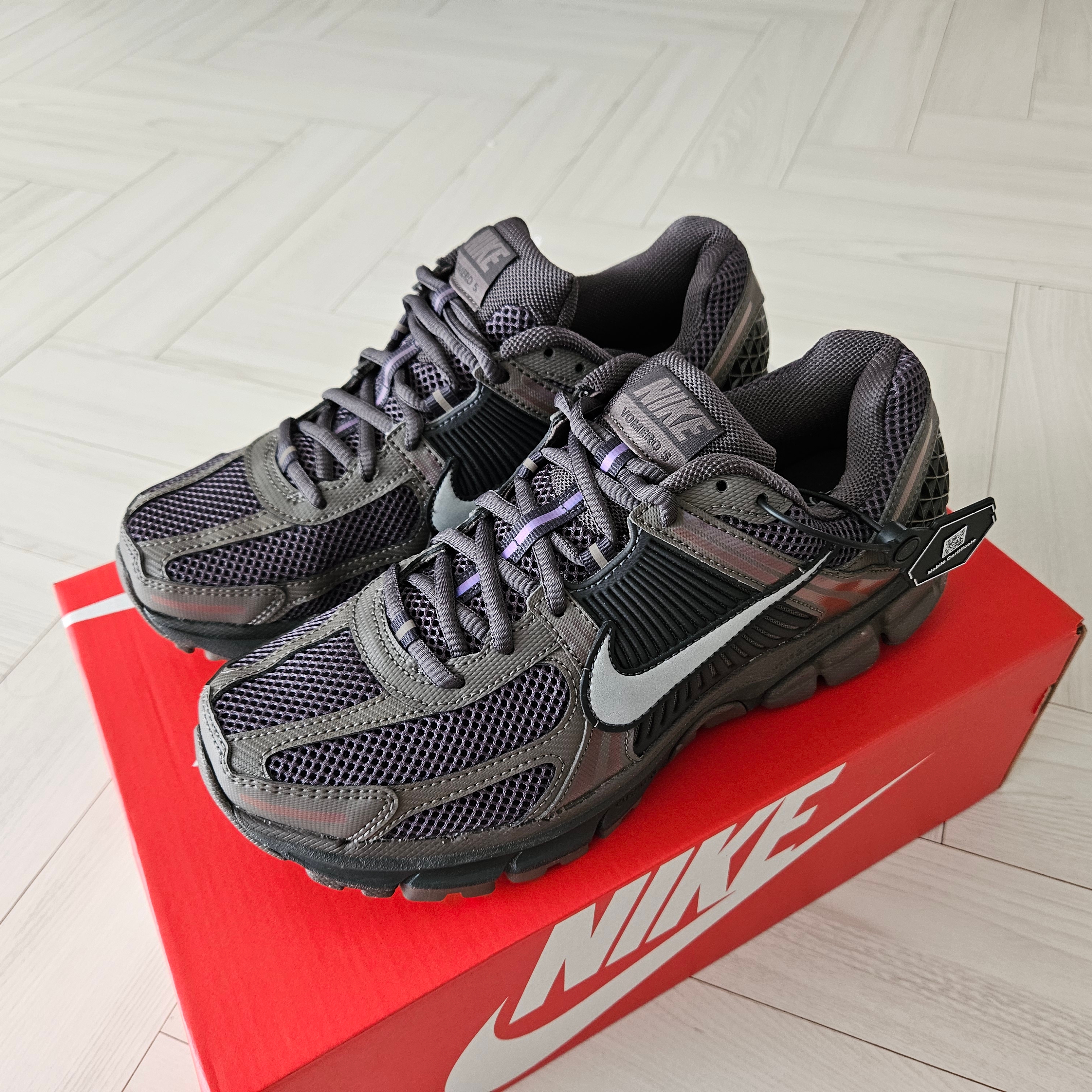 Nike Zoom Vomero 5 Cave Stone 착용 스타일 - 1