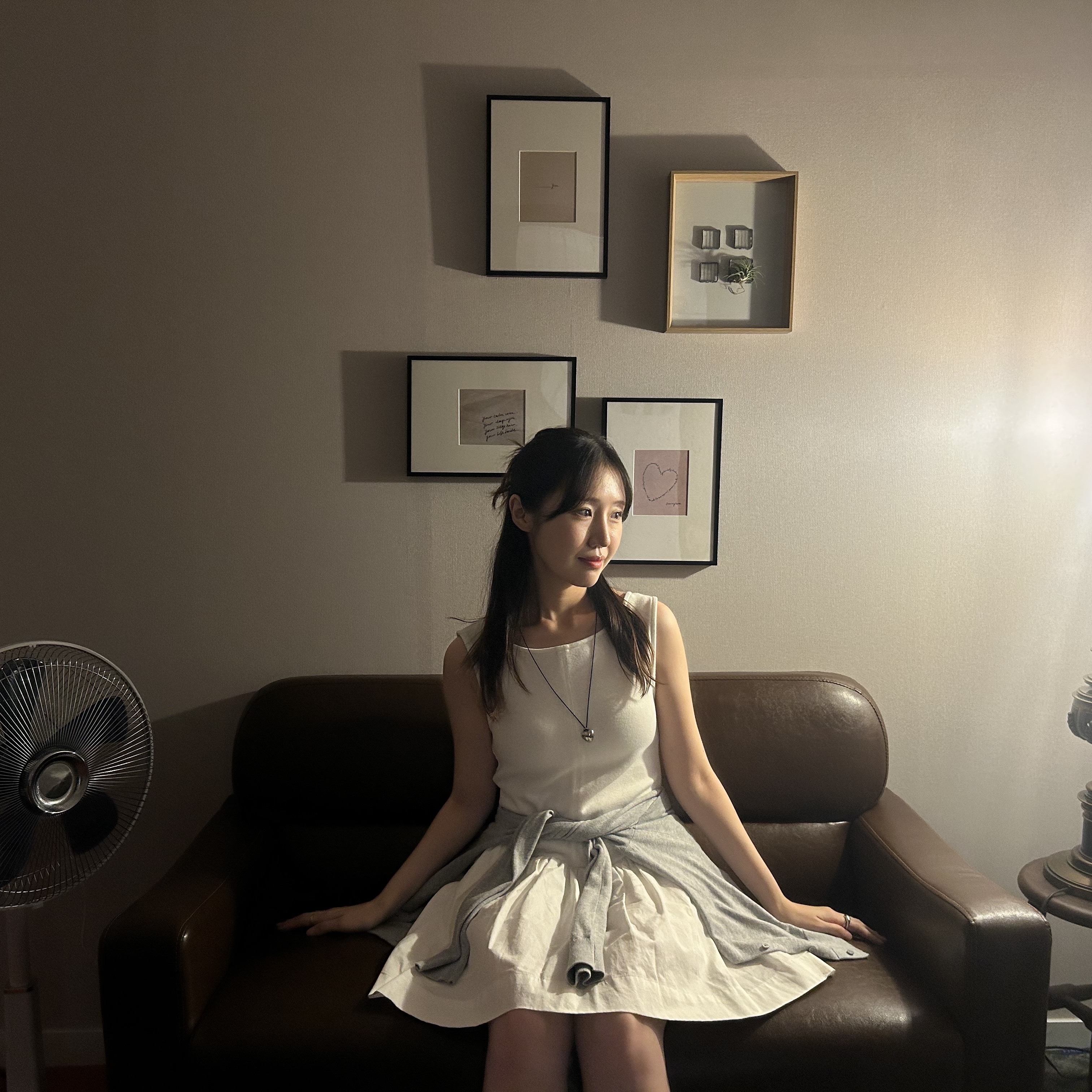 (W) Glowny Bloom Sleeveless Mini Dress Black 착용 스타일 - 1