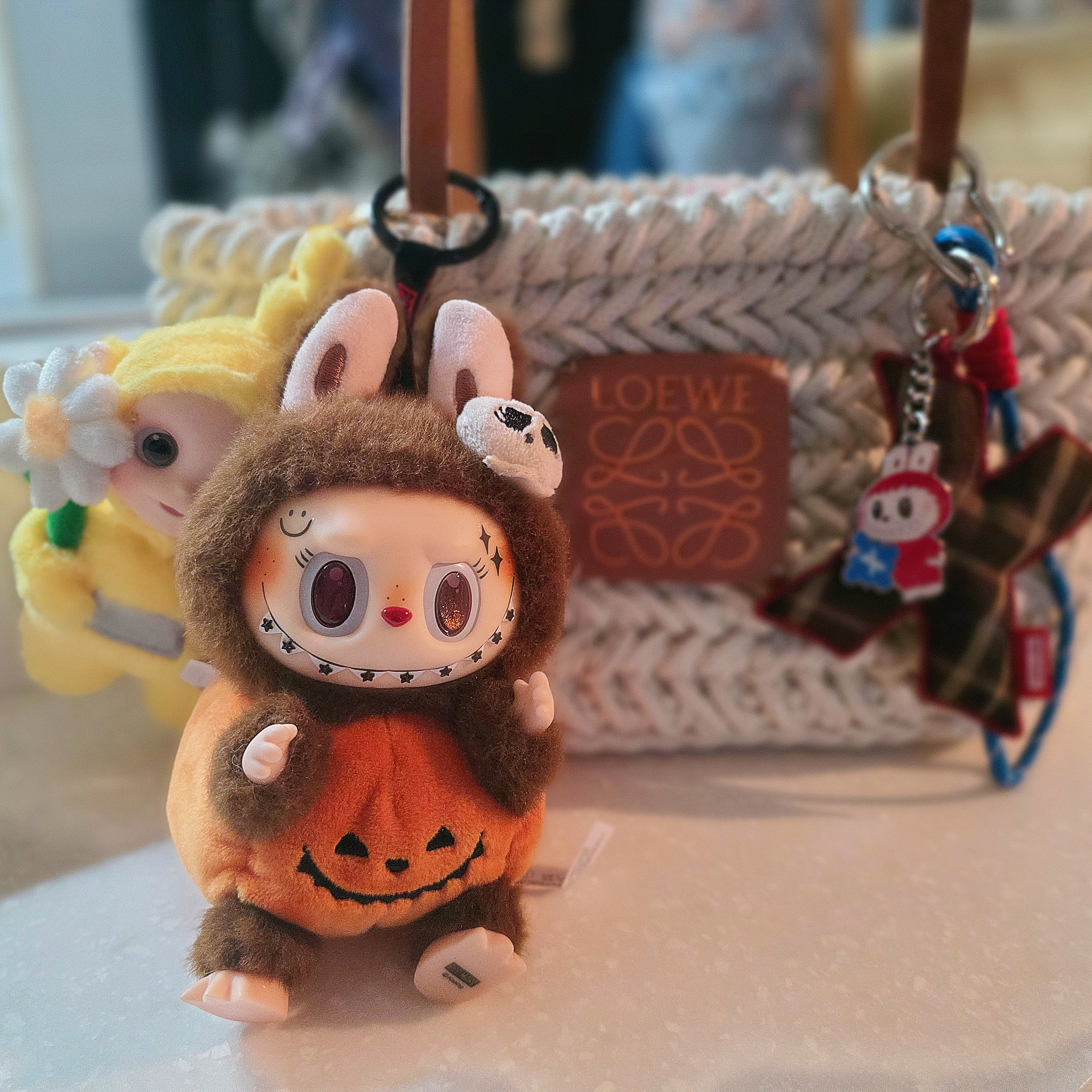 Pop Mart Labubu Halloween Party Series Pumpkin Toy Keyring, Pop Mart Labubu The Monsters Pin For Love Series Vinyl Plush Pendant Sealed Case (A-M) (14 Blind Boxes) 착용 스타일