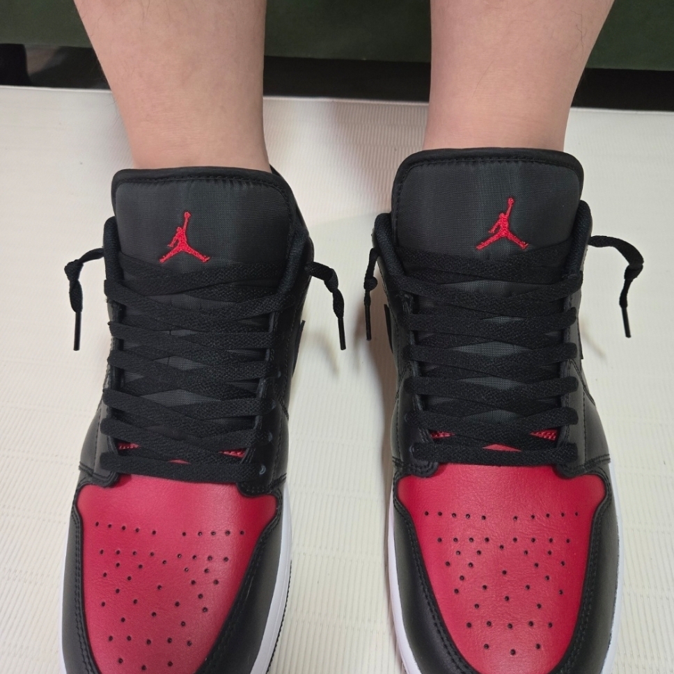 Jordan 1 Low Black Varsity Red 착용 스타일