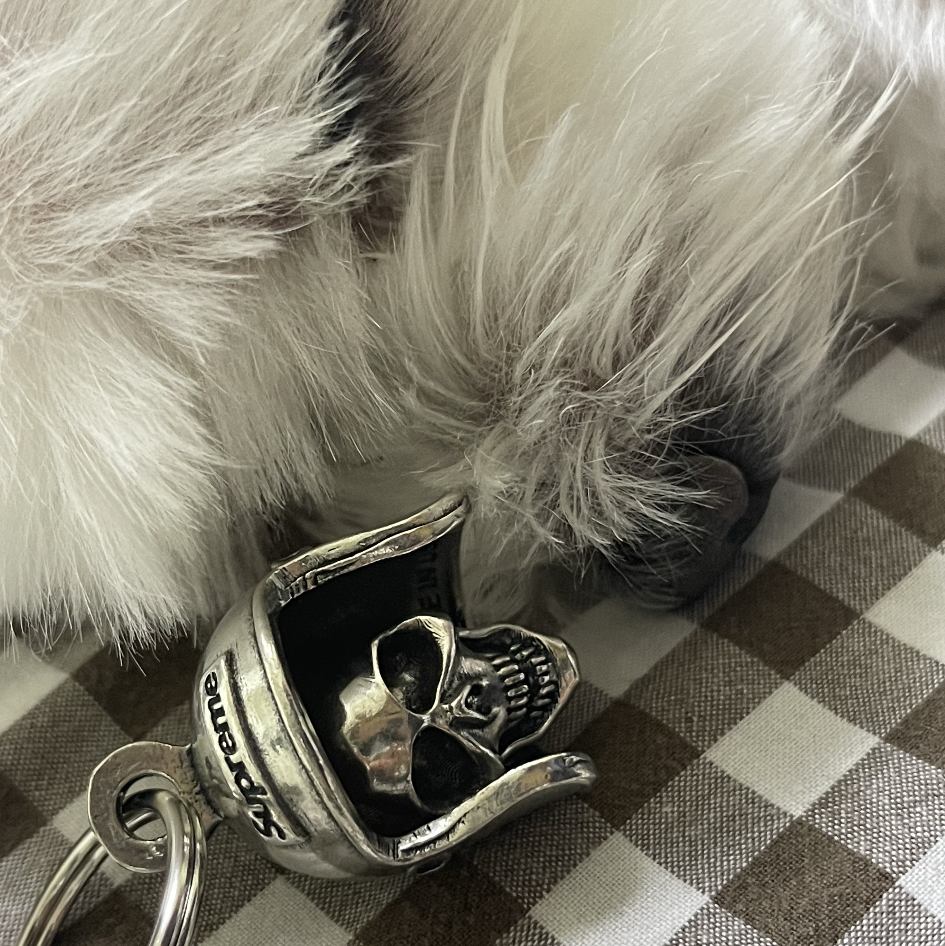 Supreme Skull Bell Keychain Silver - 25SS 착용 스타일 - 2