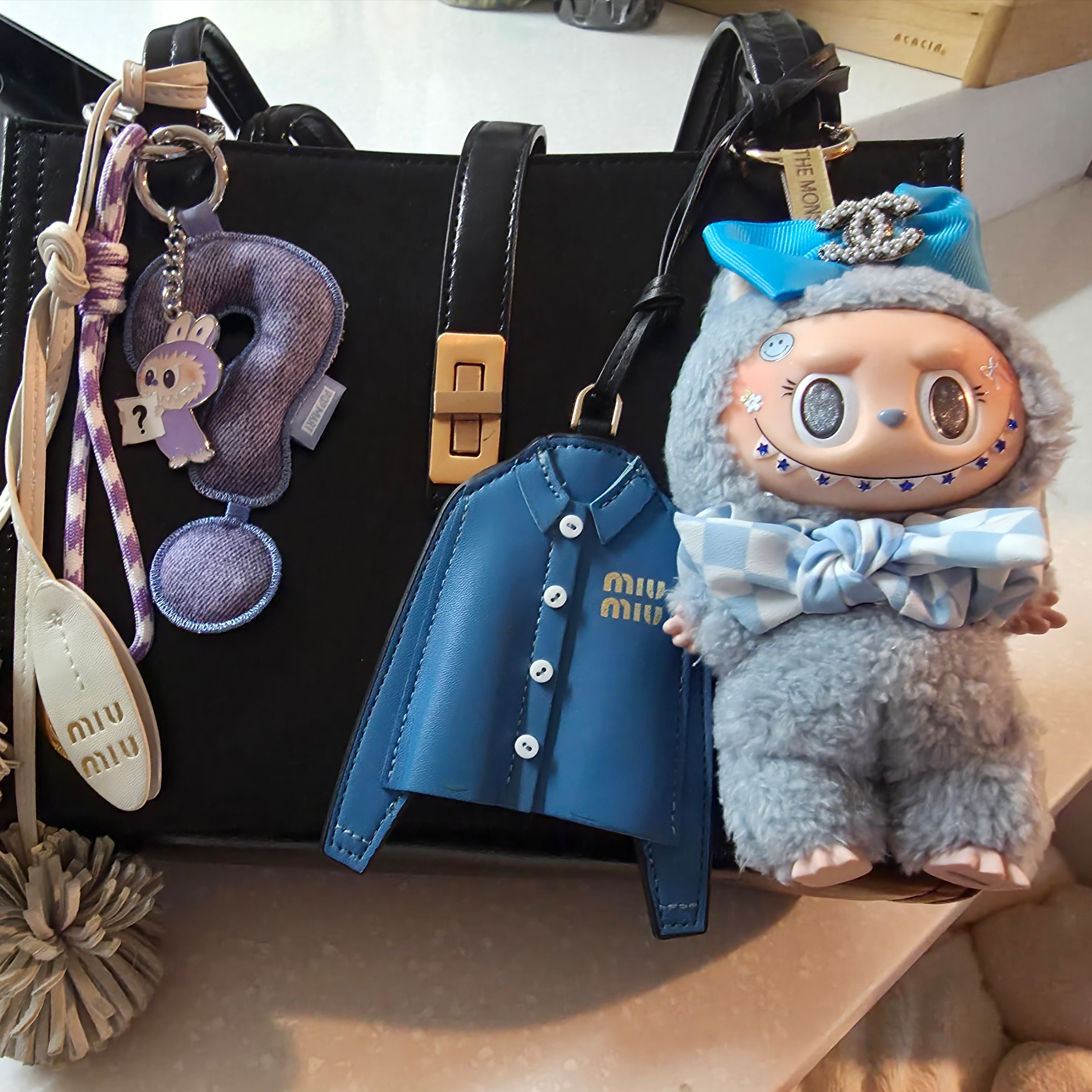Pop Mart Labubu The Monsters Labubu Tasty Macarons Series Sea Salt Coconut Keyring, Pop Mart Labubu The Monsters Pin For Love Series Vinyl Plush Pendant Sealed Case (A-M) (14 Blind Boxes) 착용 스타일
