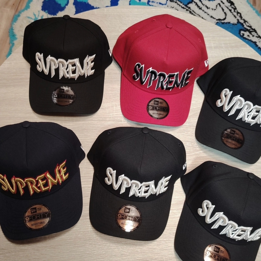 Supreme Sharp Spellout Adjustable New Era Red - 25FW, Supreme Sharp Spellout Adjustable New Era Navy - 25FW 착용 스타일