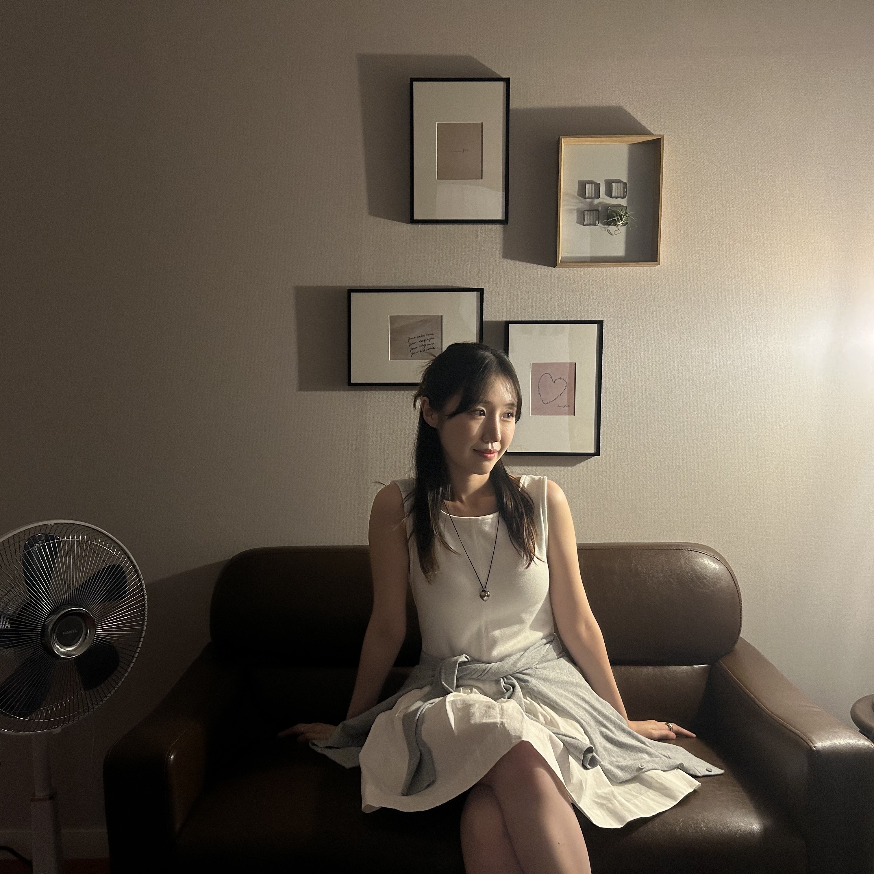 (W) Glowny Bloom Sleeveless Mini Dress Black 착용 스타일 - 2