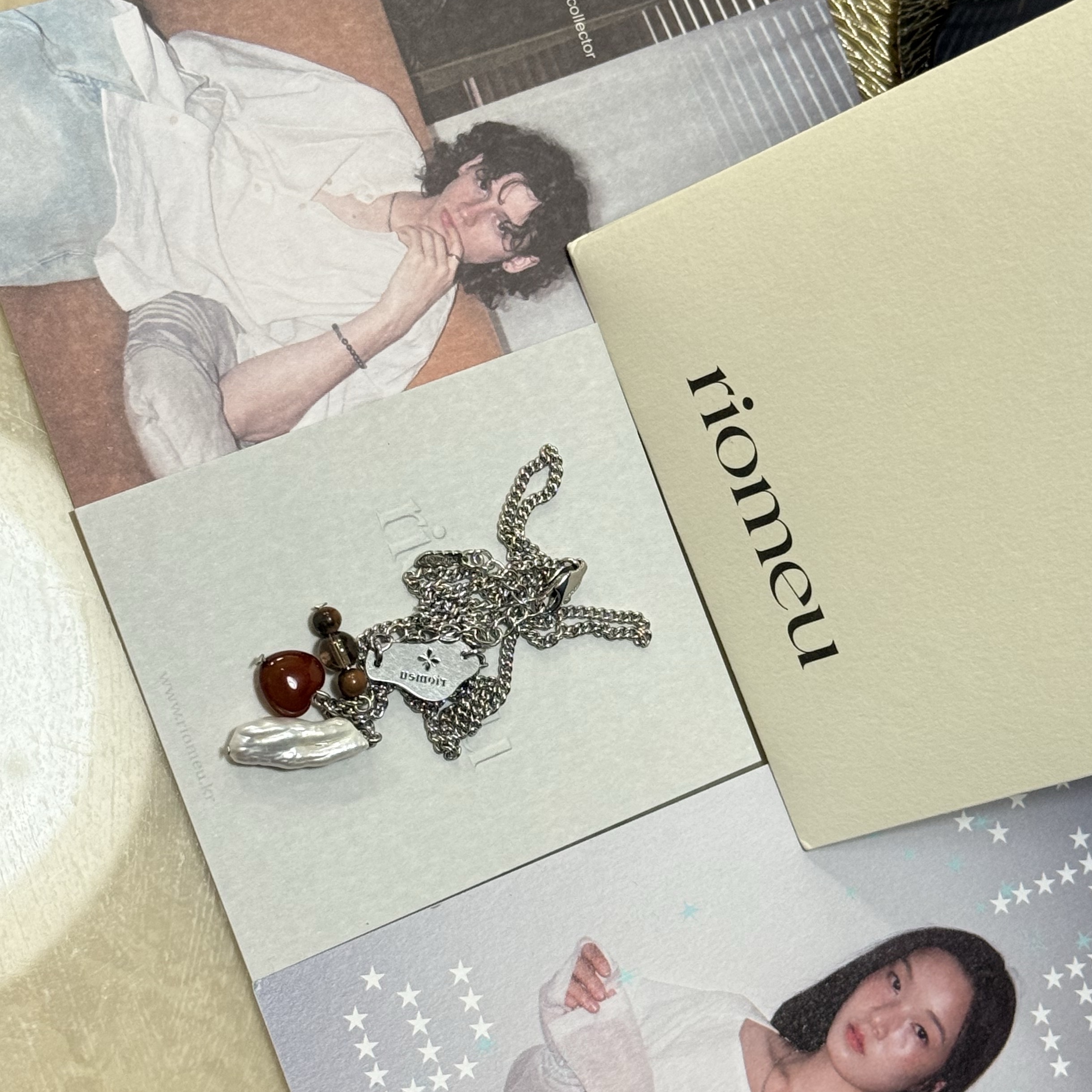 Riomeu Sea Water Pearl Drop Chain Necklace, Play Comme des Garcons Double Heart Cardigan Black 착용 스타일 - 2