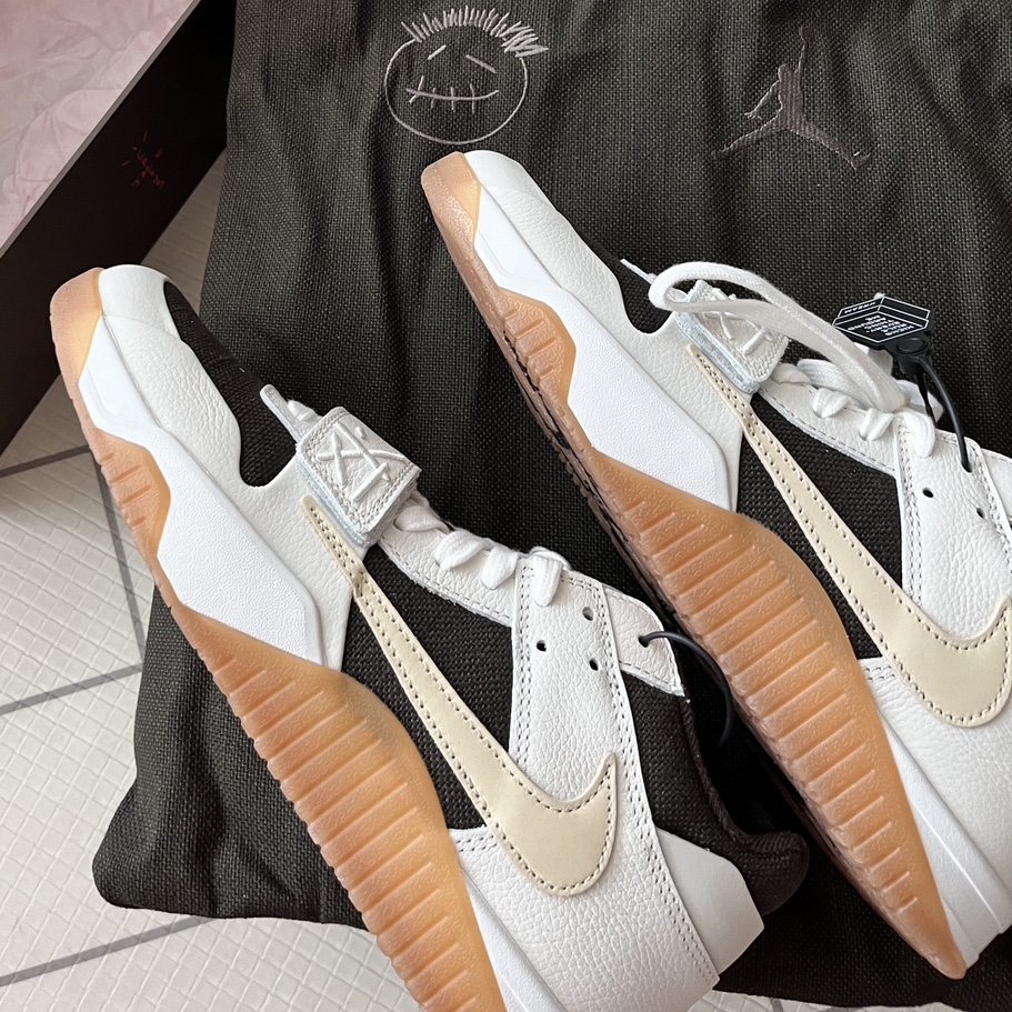 Jordan x Travis Scott Jumpman Jack TR Sail and Dark Mocha 착용 스타일 - 2