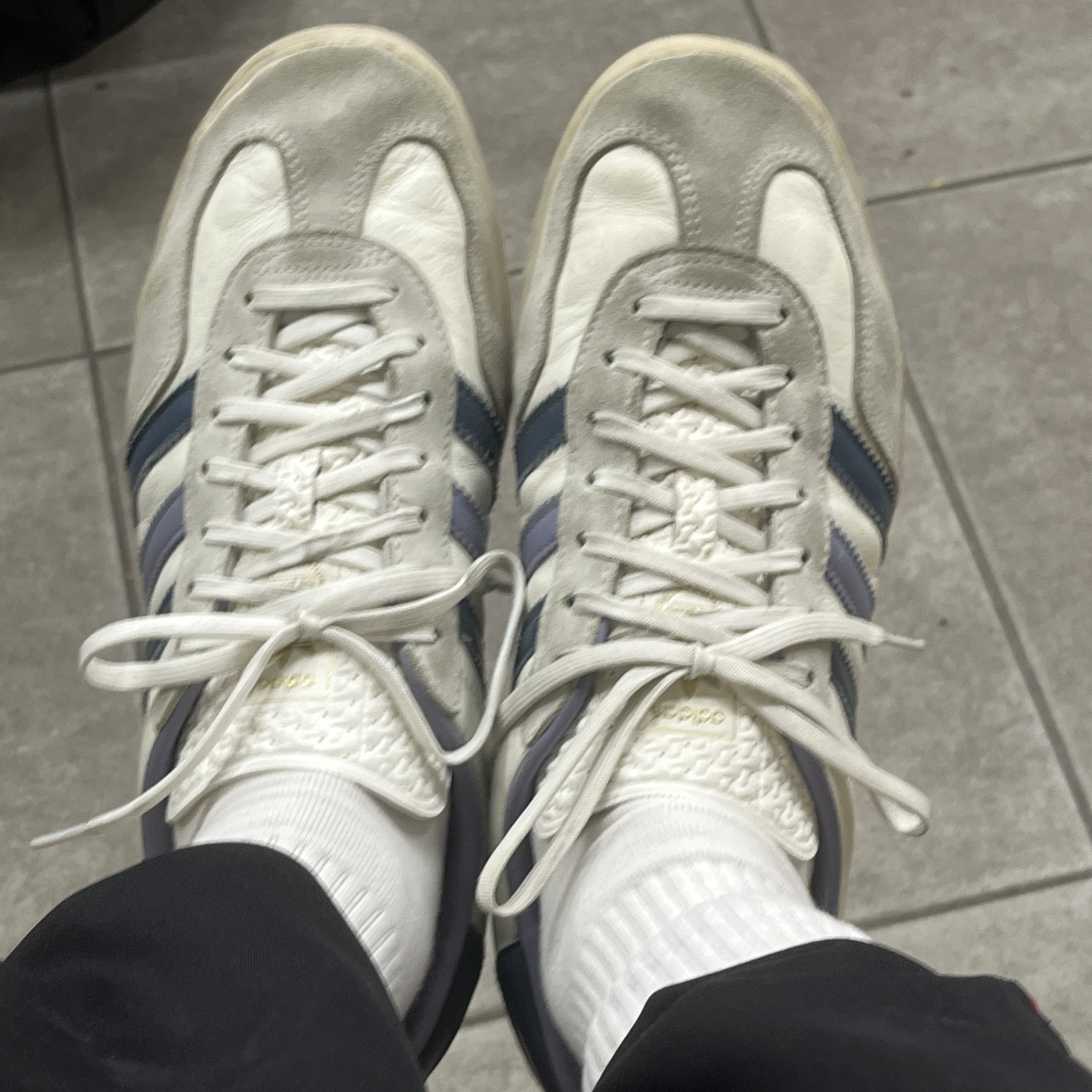 Adidas Gazelle Indoor Core White Preloved Ink 착용 스타일