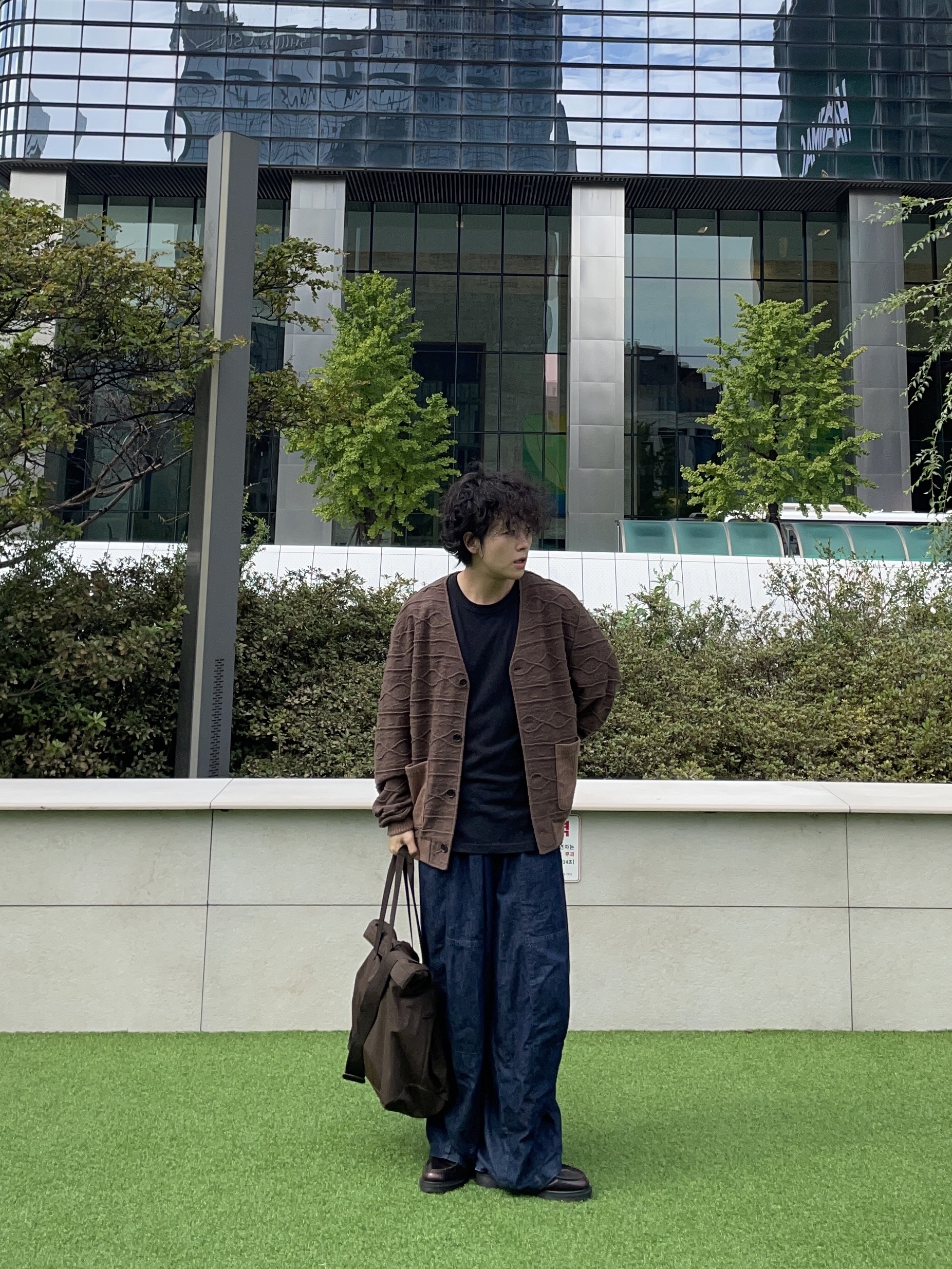 Needles H.D. Pants 6 Oz Denim Indigo, Uniqlo U Roll Bag Dark Brown 착용 스타일 - 1