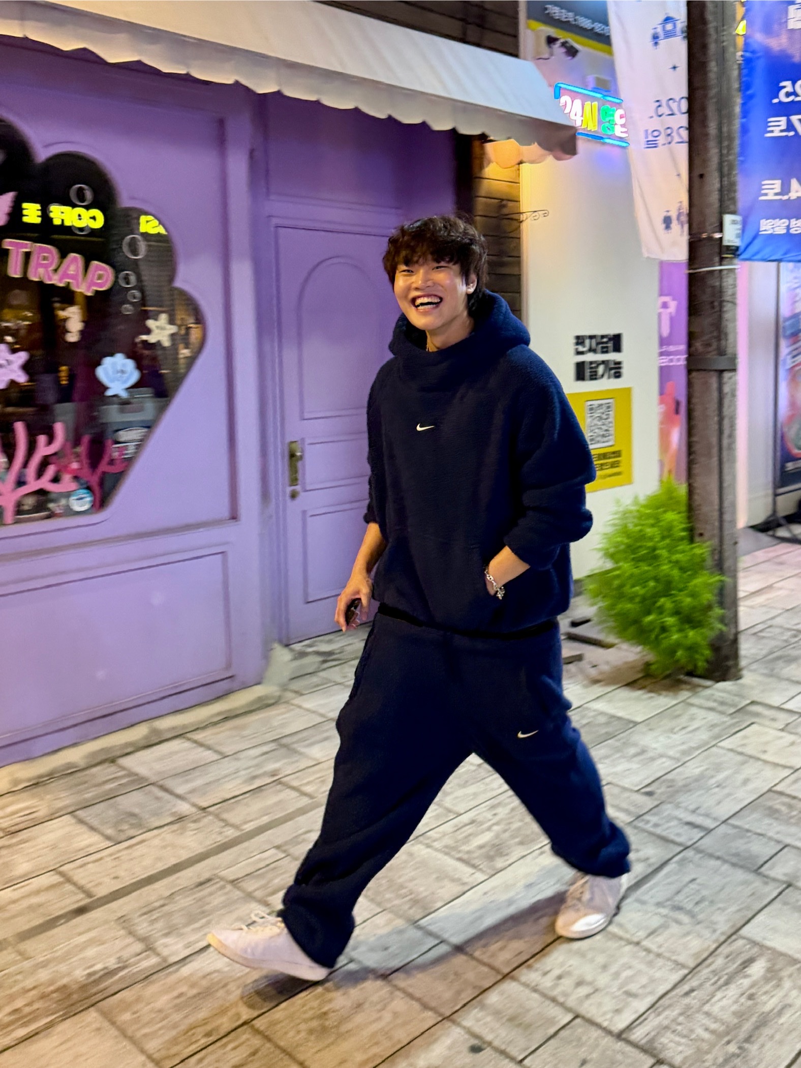 Nike x Drake Nocta Cardinal Stock Essential Hoodie Navy - Asia, Nike x Drake Nocta Cardinal Stock Essential Fleece Pants Navy - Asia 착용 스타일 - 1