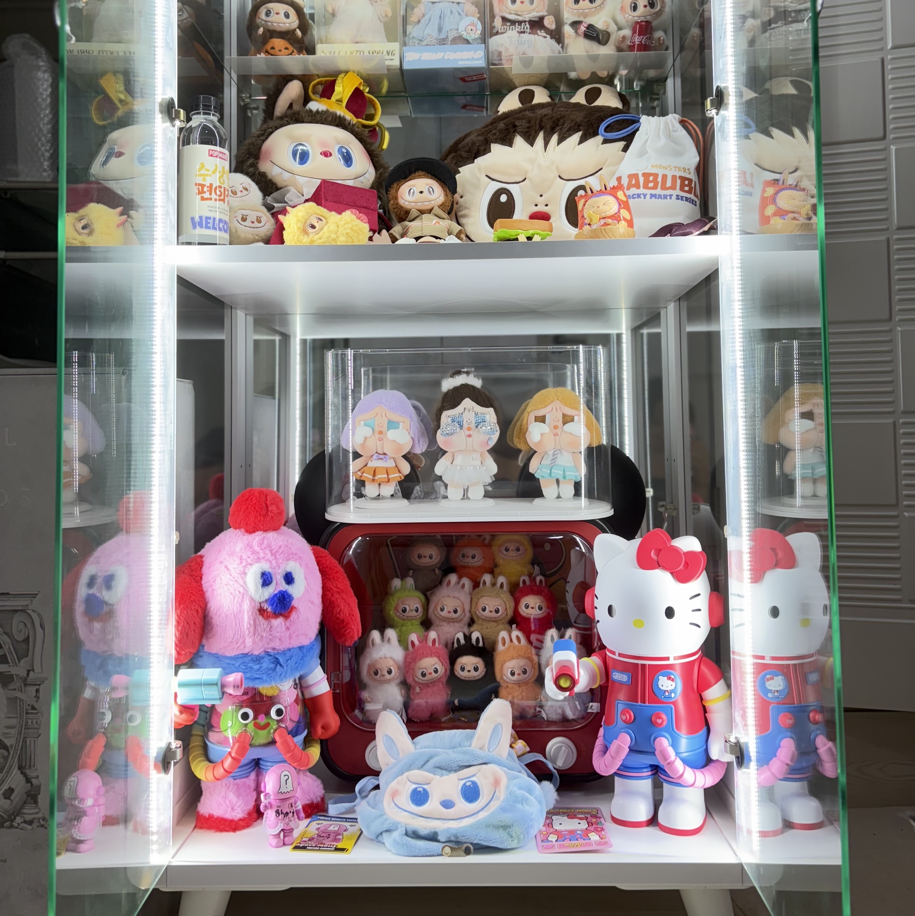 Pop Mart Mega Space Molly Jon Burgerman 400% 착용 스타일 - 2