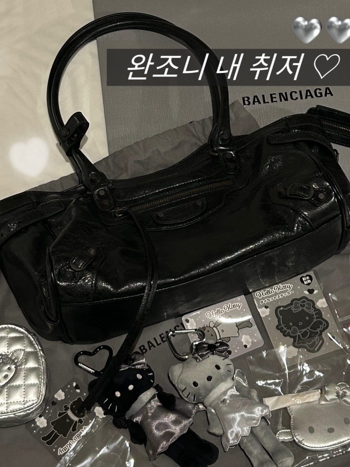 Balenciaga Le City Bag East-West Black, Sanrio Hello Kitty Black Angel Collection Style Up Mascot Angel Black 착용 스타일 - 2