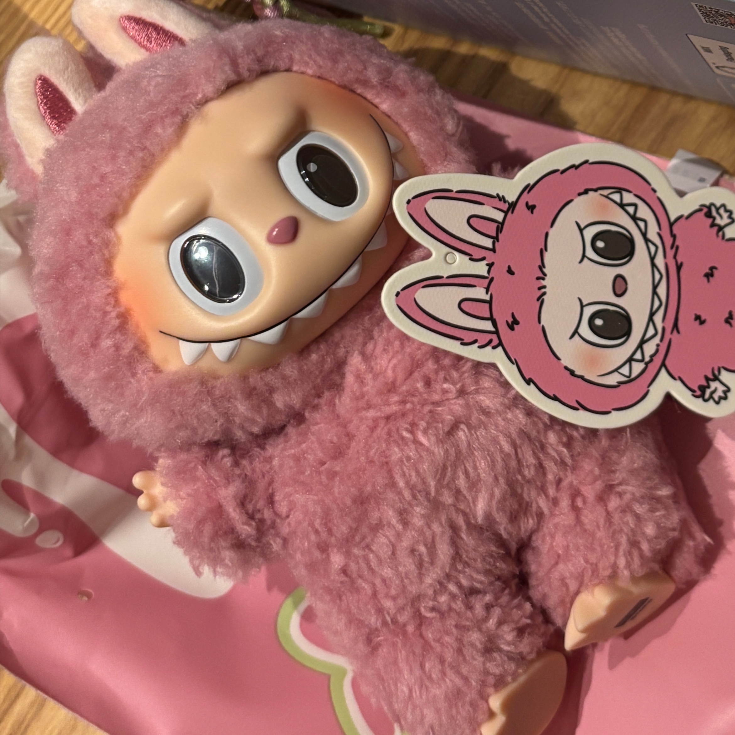 Pop Mart Labubu The Monsters Labubu Tasty Macarons Series Lyche Berry Keyring 착용 스타일