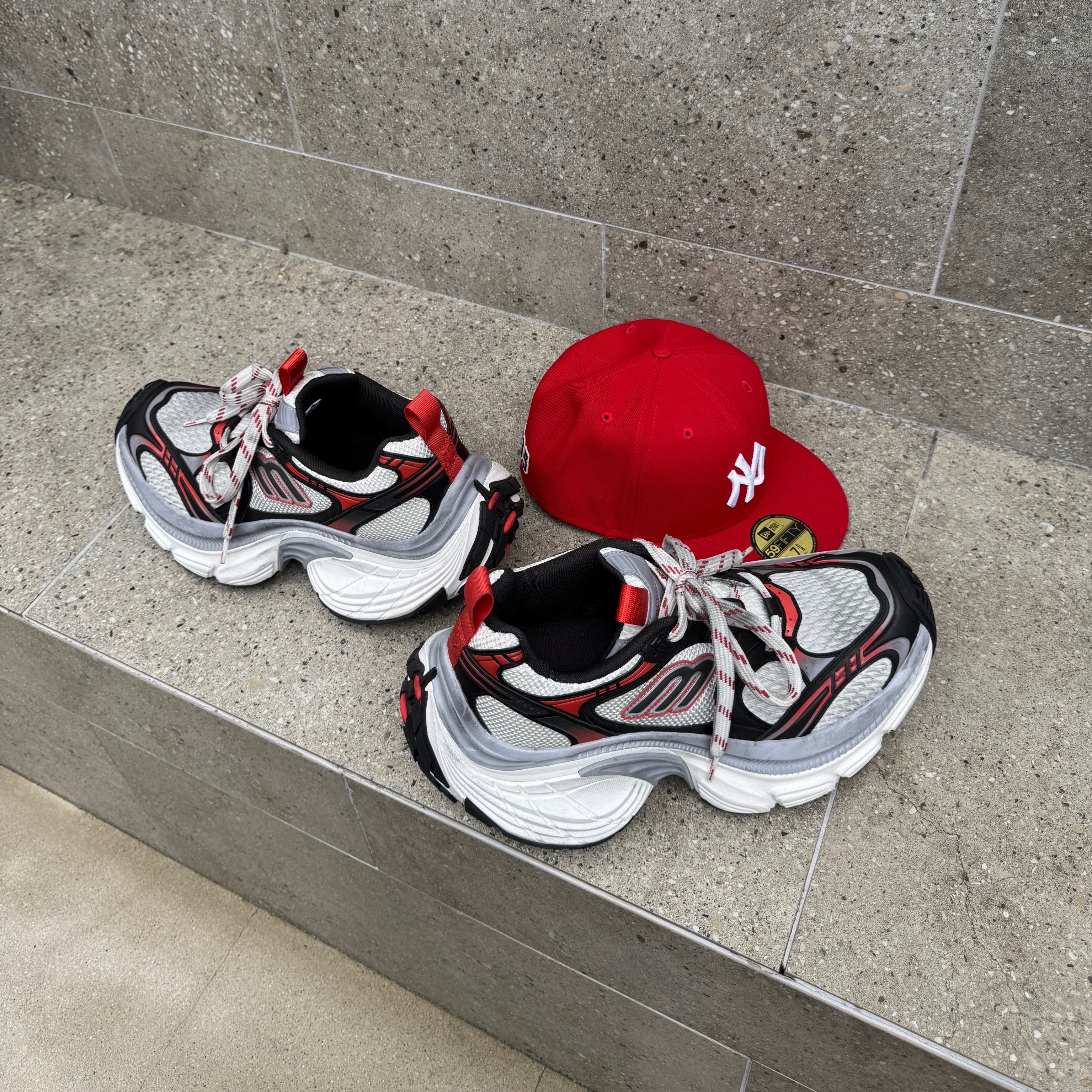 Balenciaga 10XL Sneakers Grey White Red 착용 스타일