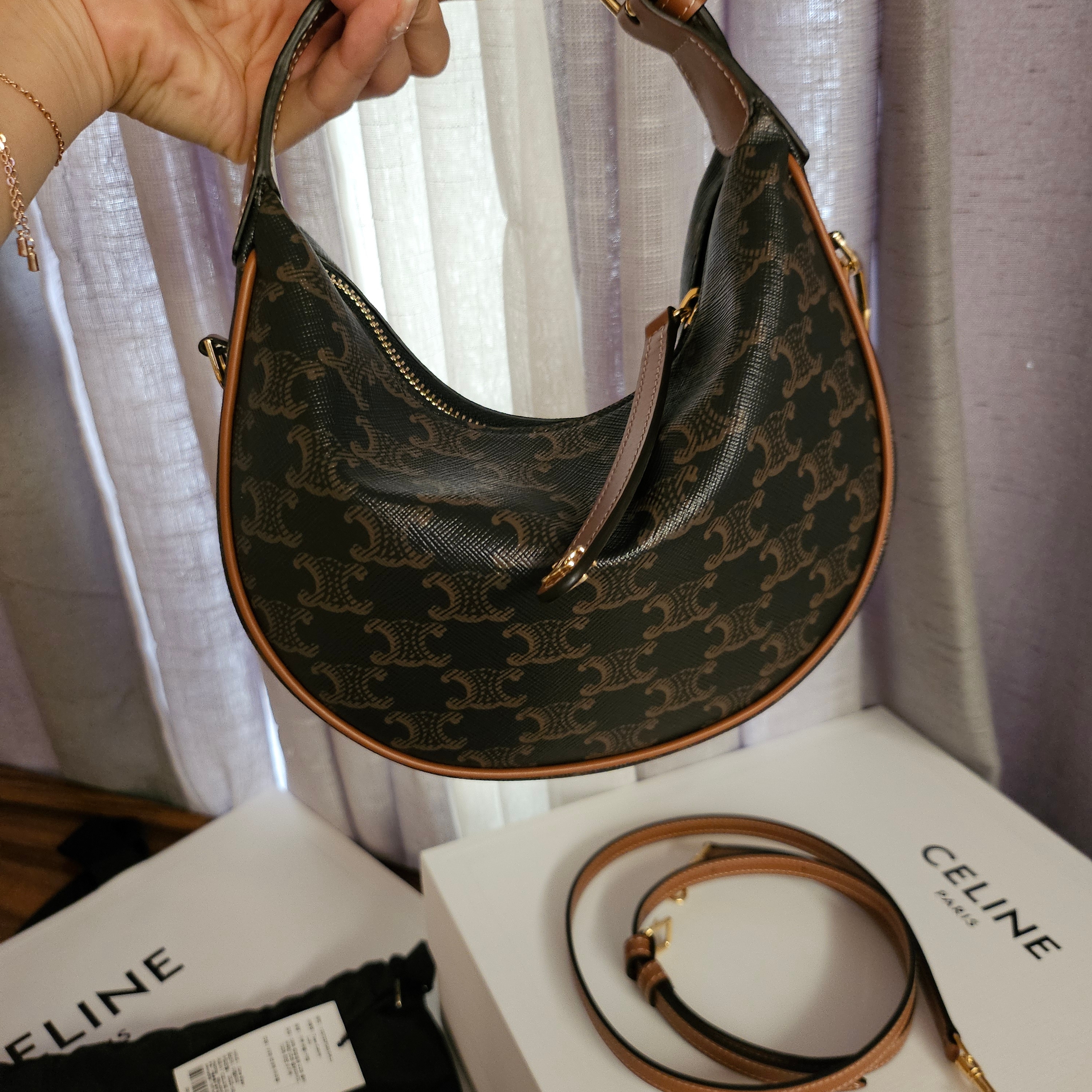 Celine Teen Lulu in Triomphe Canvas and Calfskin Tan 착용 스타일