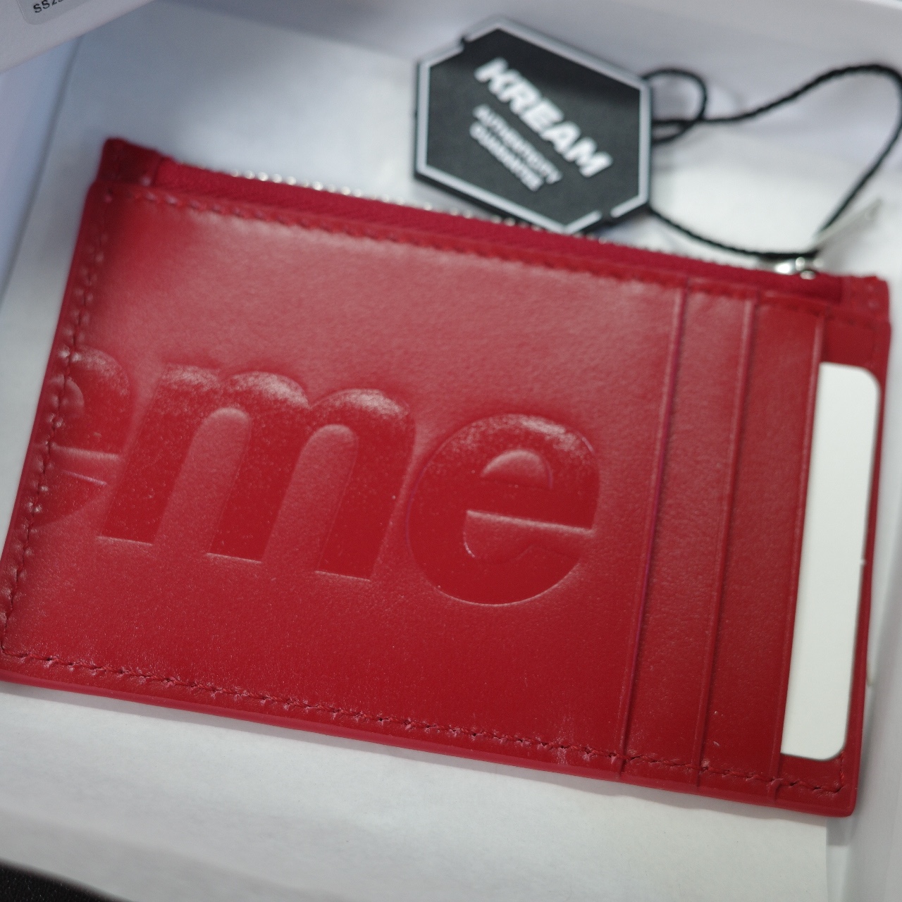 Supreme Leather Zip Card Holder Red 착용 스타일 - 1