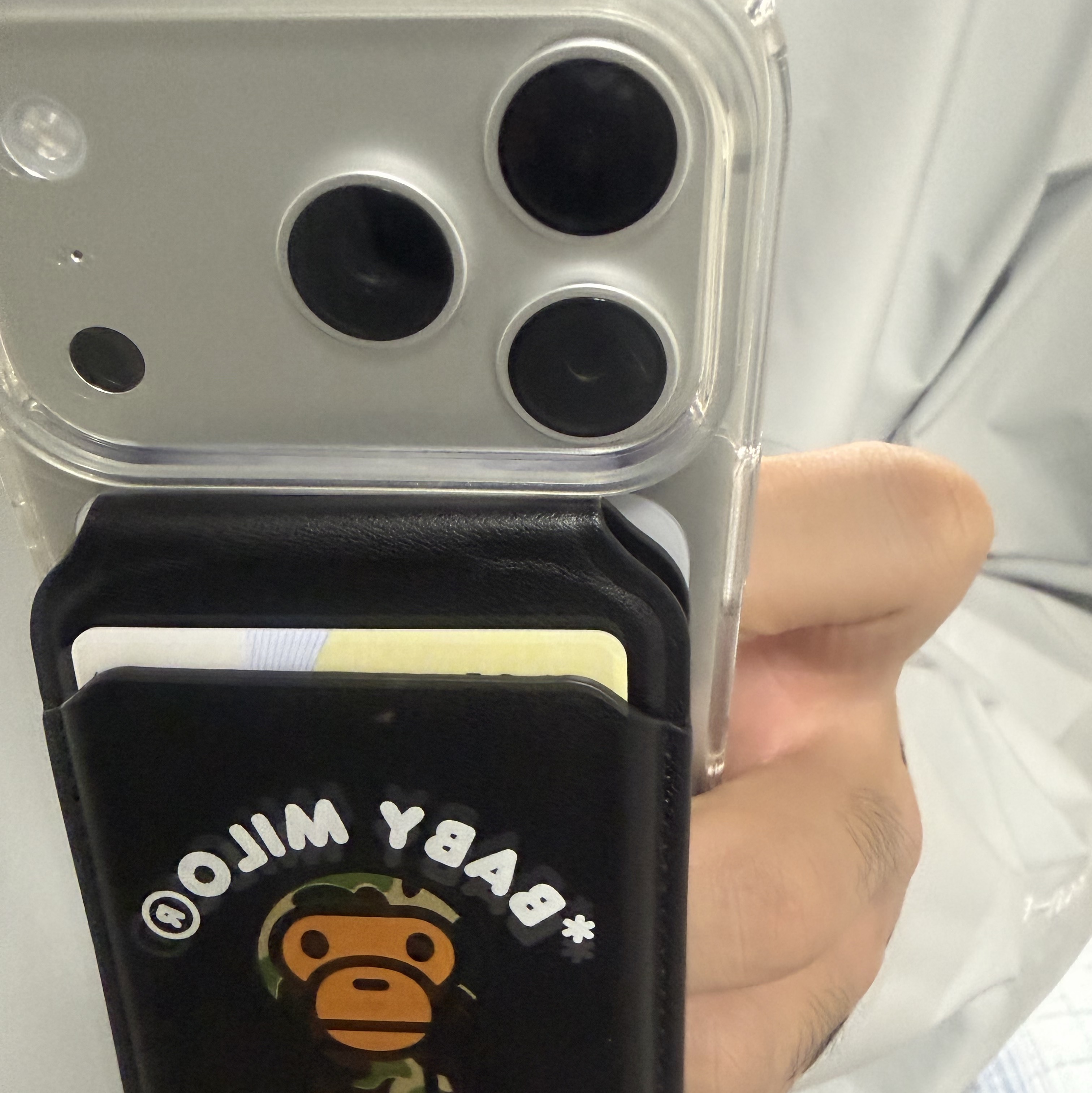 BAPE Baby Milo MagSafe Card Holder Black 착용 스타일