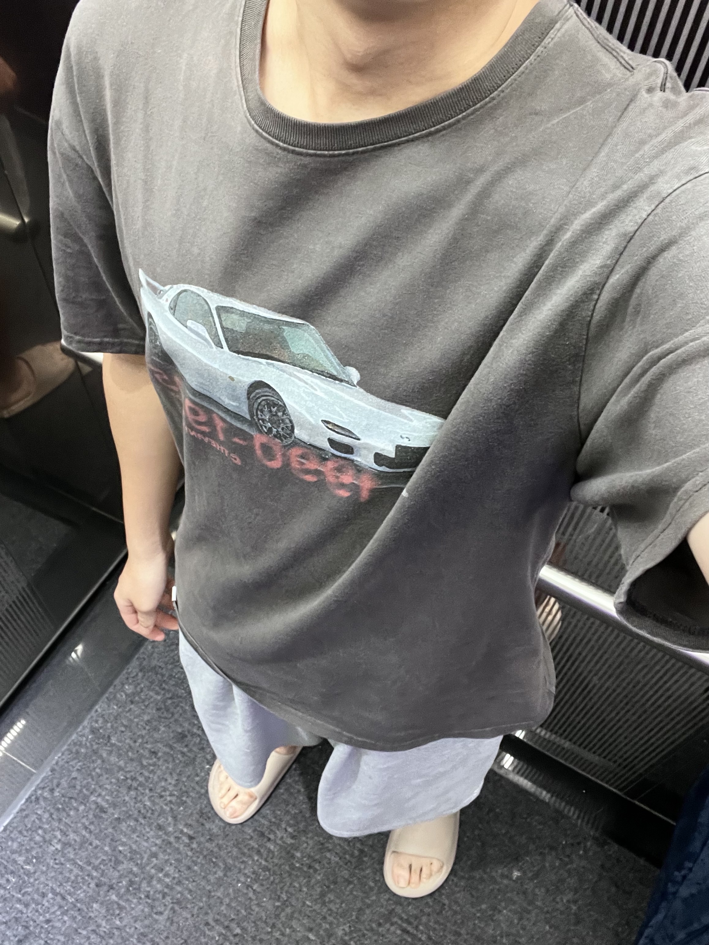 Thevinylhouse Old Car T-Shirt Charcoal 착용 스타일