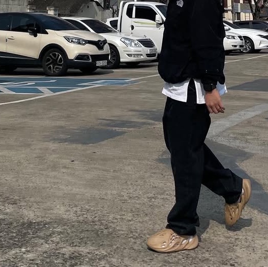 Adidas Yeezy Foam RNNR Ochre 착용 스타일