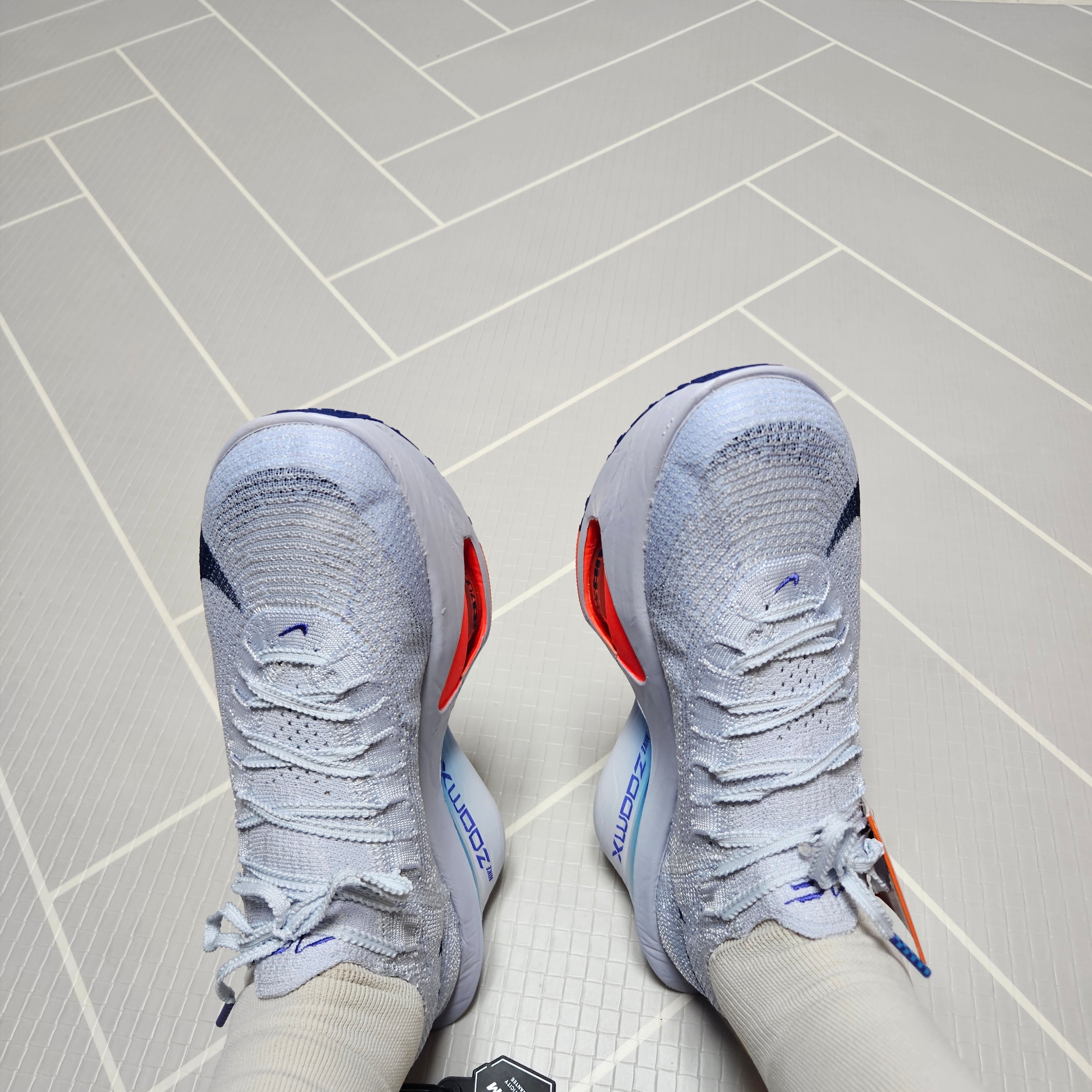 Nike Air Zoom Alphafly Next% 3 Football Grey Ghost 착용 스타일 - 2