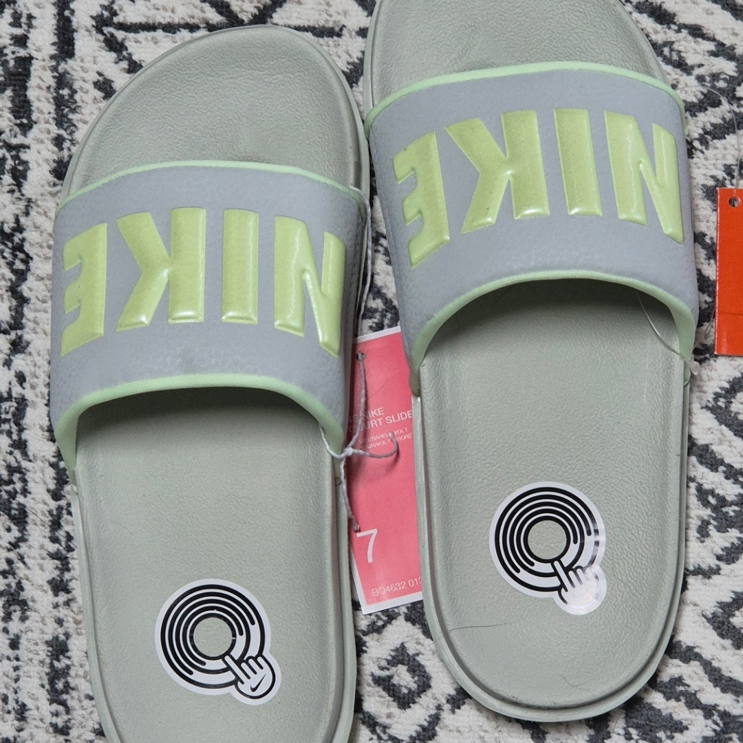 (W) Nike Offcourt Slide Silver Barely Bolt 착용 스타일