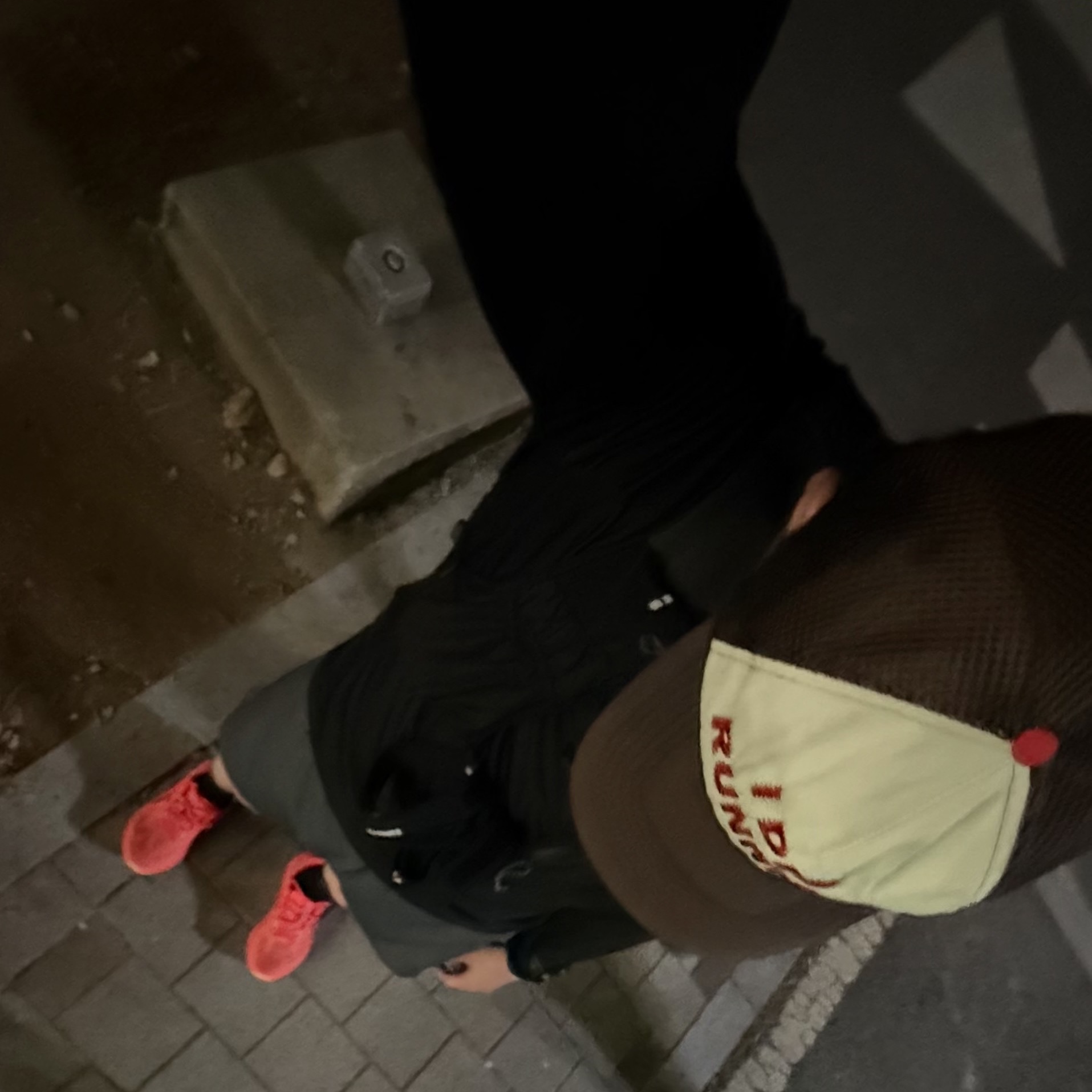 Asics Novablast 5 Flash Red Edo Purple, Alex Zono I Dig Running Trucker Hat OG Brown 착용 스타일 - 2