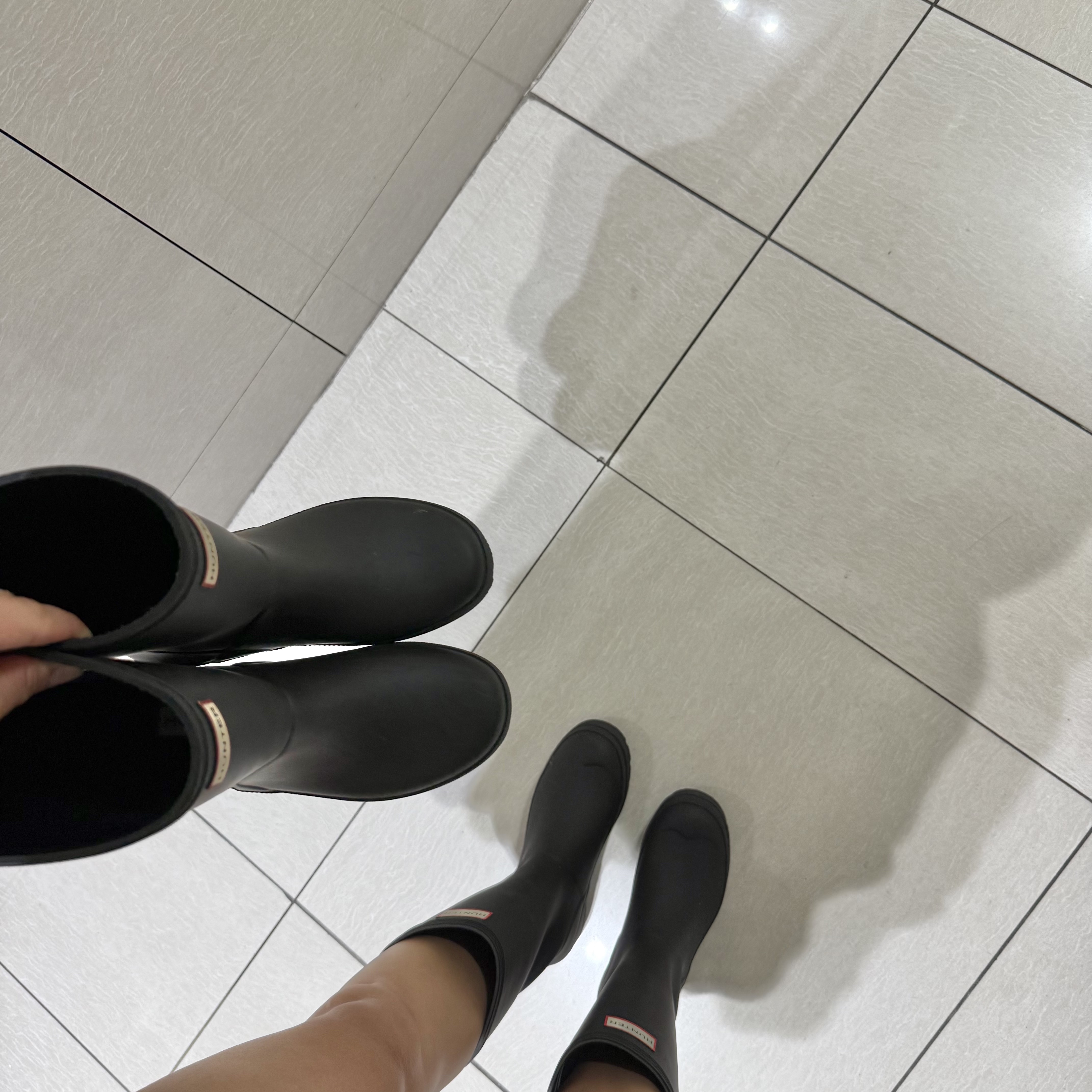 (W) Hunter Play Tall Wellington Rain Boots Black 착용 스타일