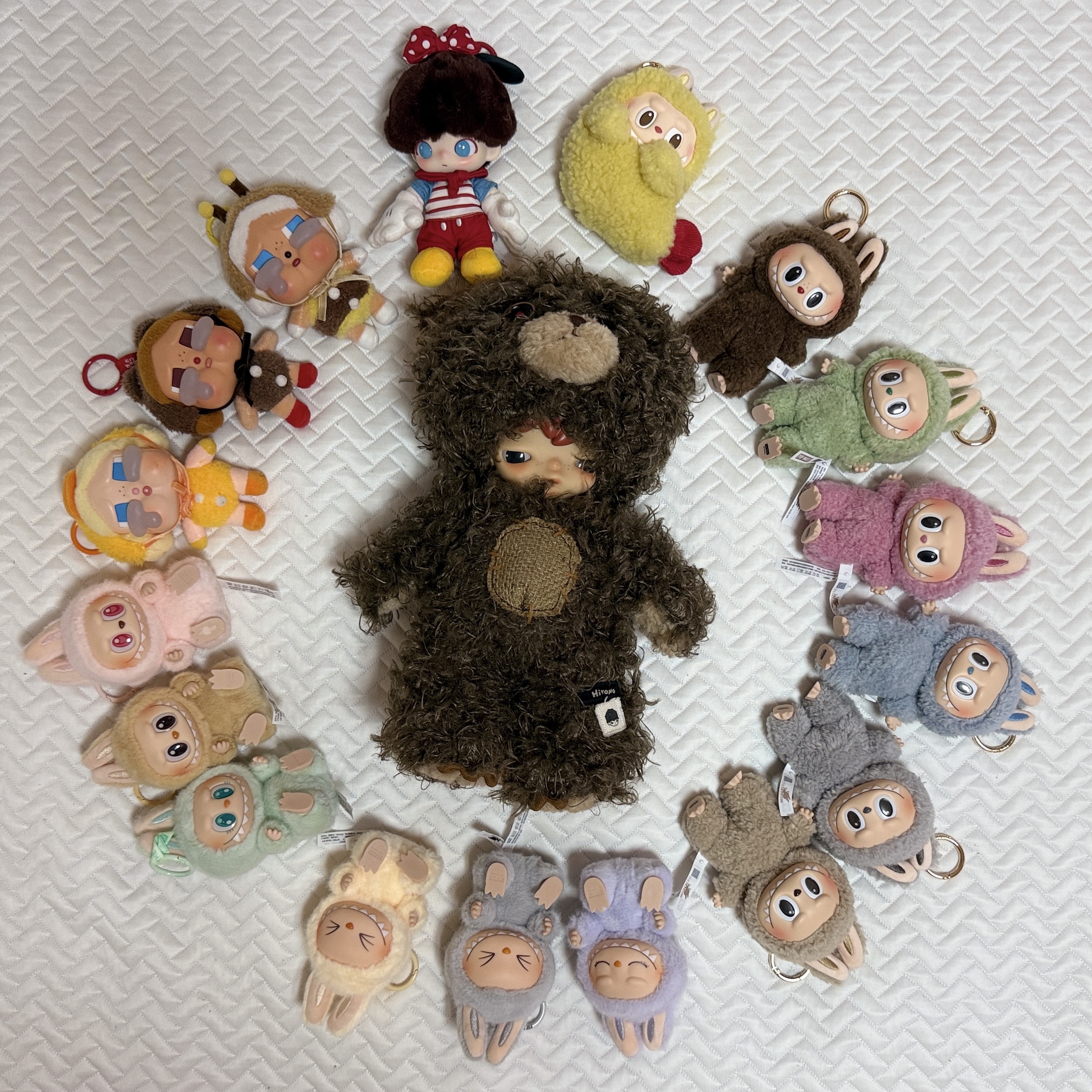 Pop Mart Hirono Bear Vinyl Plush Doll, Pop Mart Labubu The Monsters Wacky Mart Series Earphone Case 착용 스타일 - 2