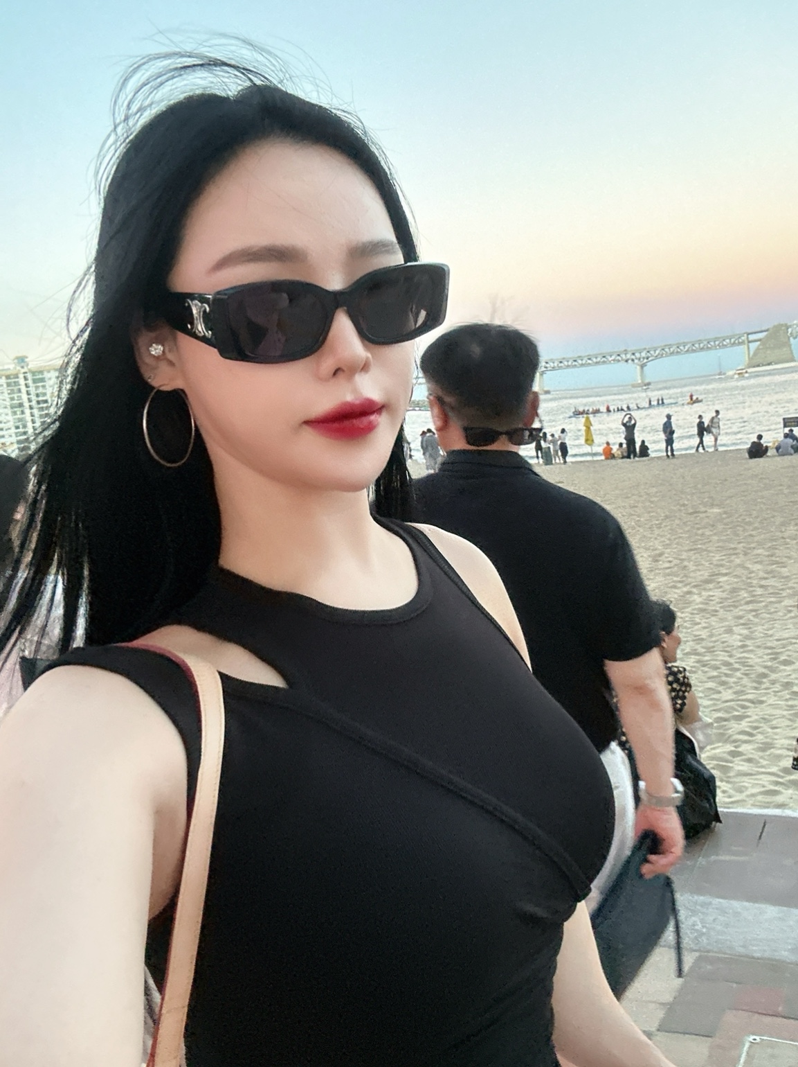 (W) Celine Triomphe XL 01 Sunglasses in Acetate Black, (W) Swarovski Matrix Tennis Bracelet White Rhodium Plated 착용 스타일 - 9
