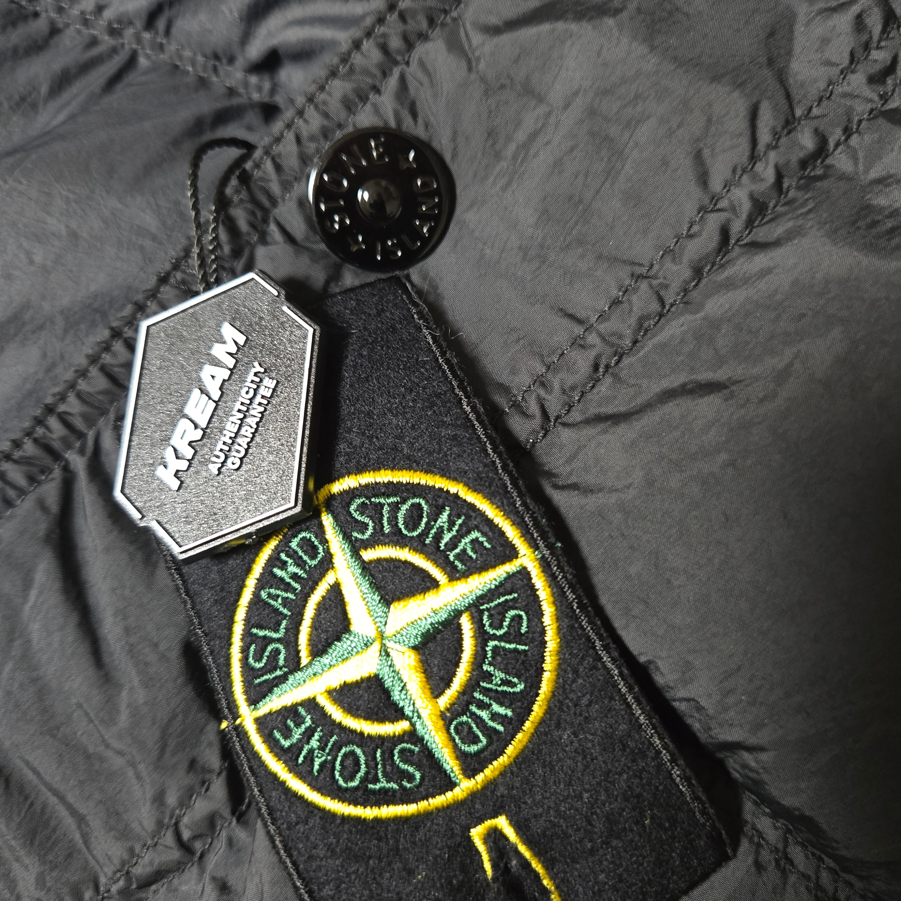Stone Island 4100010 Crinkle Reps NY Recycled Nylon Down Jacket with Wind Resistant Black - 25FW 착용 스타일
