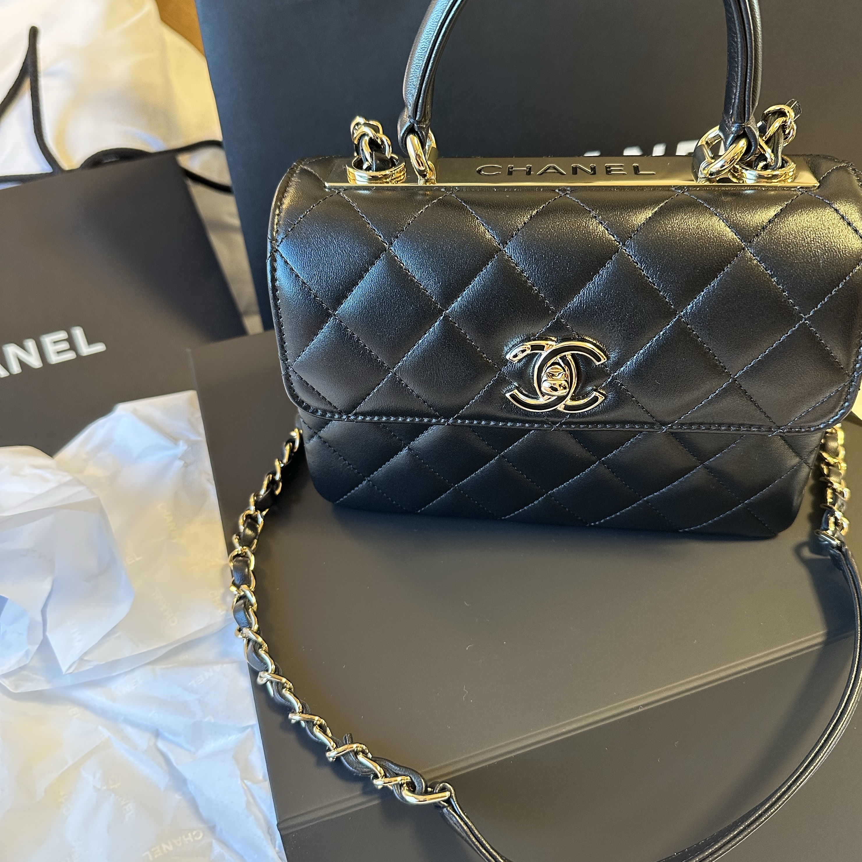 Chanel Mini Flap Bag with Top Handle Lambskin & Gold Black 착용 스타일