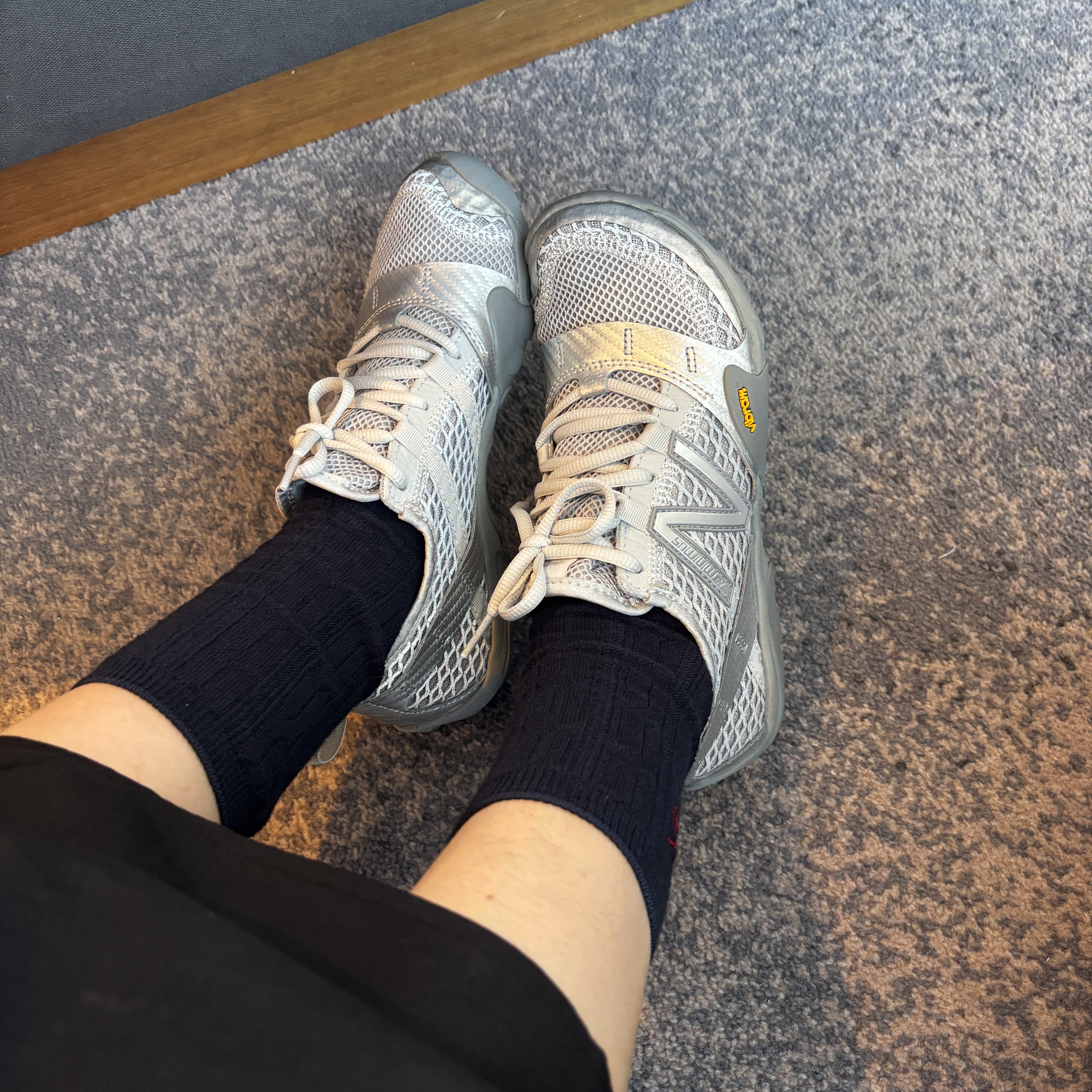 New Balance Minimus MT10O Slate Grey Silver Metallic 착용 스타일 - 2