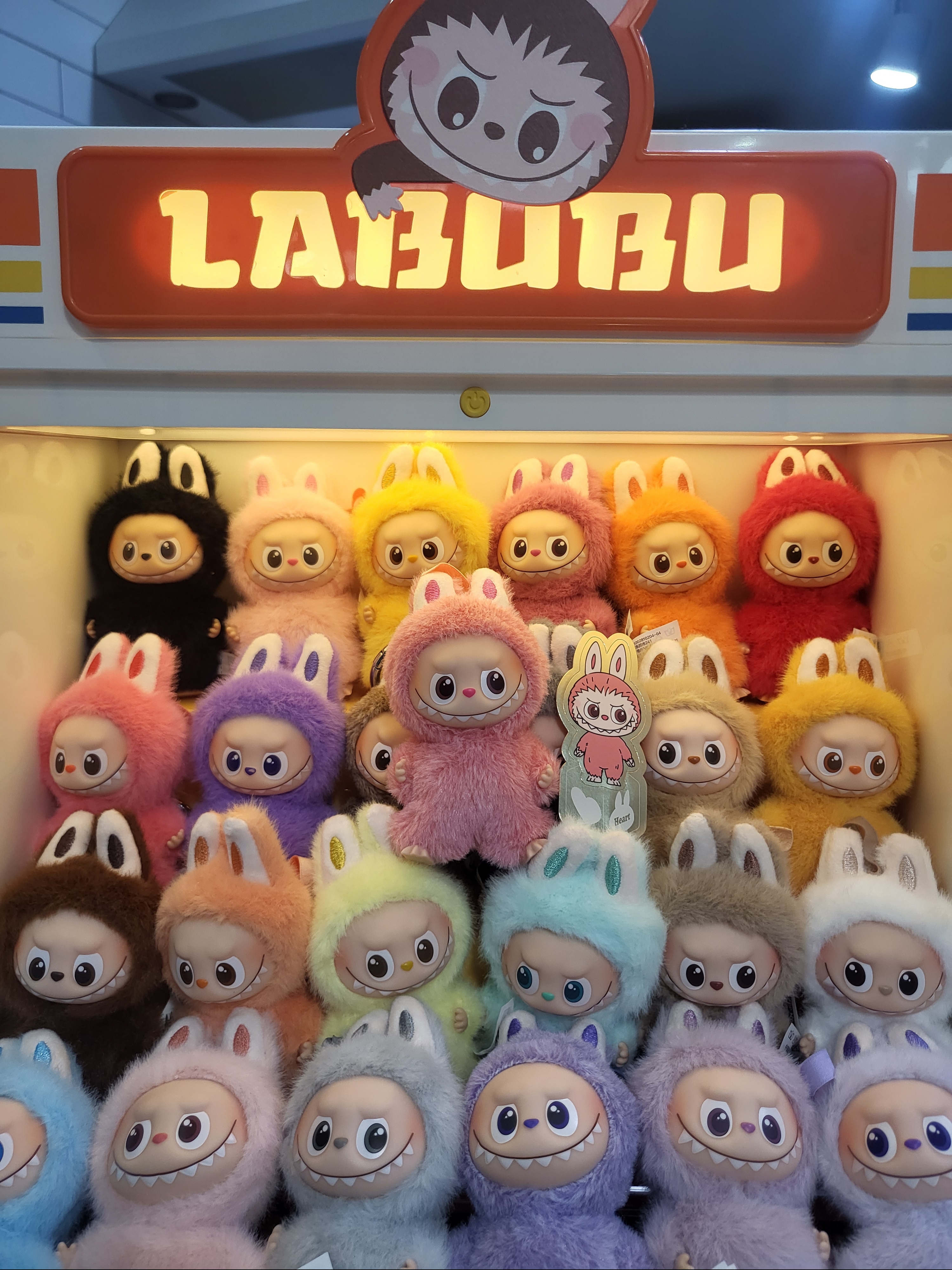 Pop Mart Labubu The Monsters Pin For Love Series Vinyl Plush Pendant Sealed Case (A-M) (14 Blind Boxes) 착용 스타일