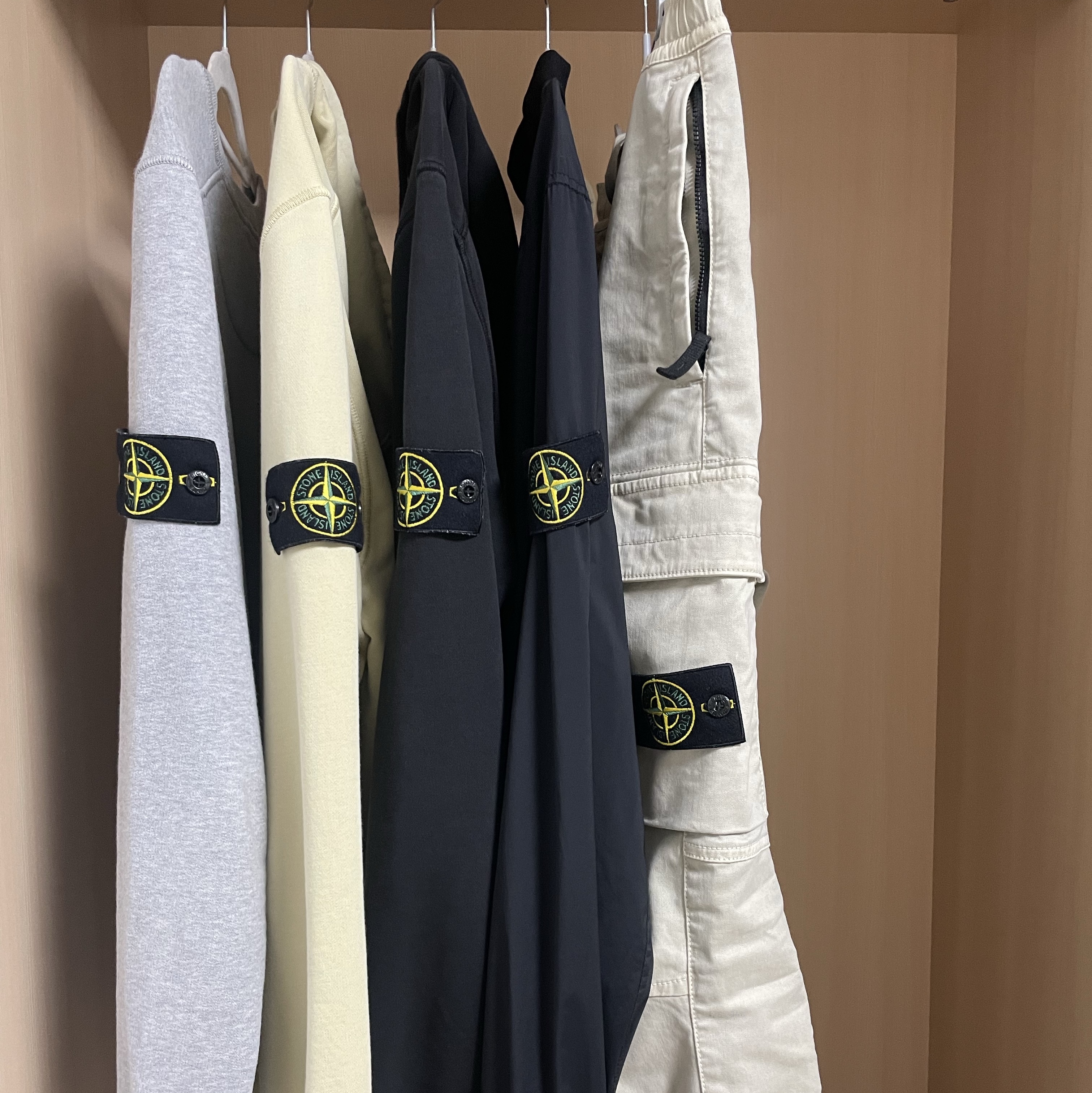 Stone Island 63020 Crewneck Sweatshirt Melange Grey - 21FW, Stone Island 64151 Cotton Fleece Garment Dyed Hooded Sweatshirt Ecru - 23FW 착용 스타일