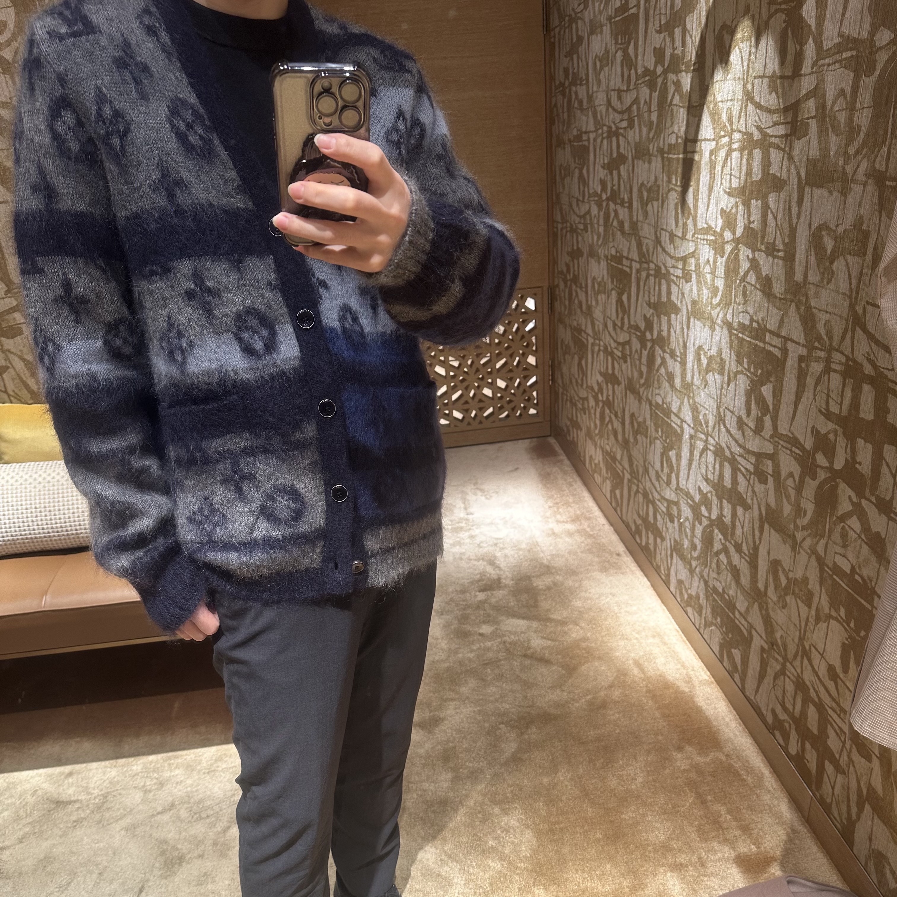 Louis Vuitton Monogram Mohair Cardigan Multicolor 착용 스타일