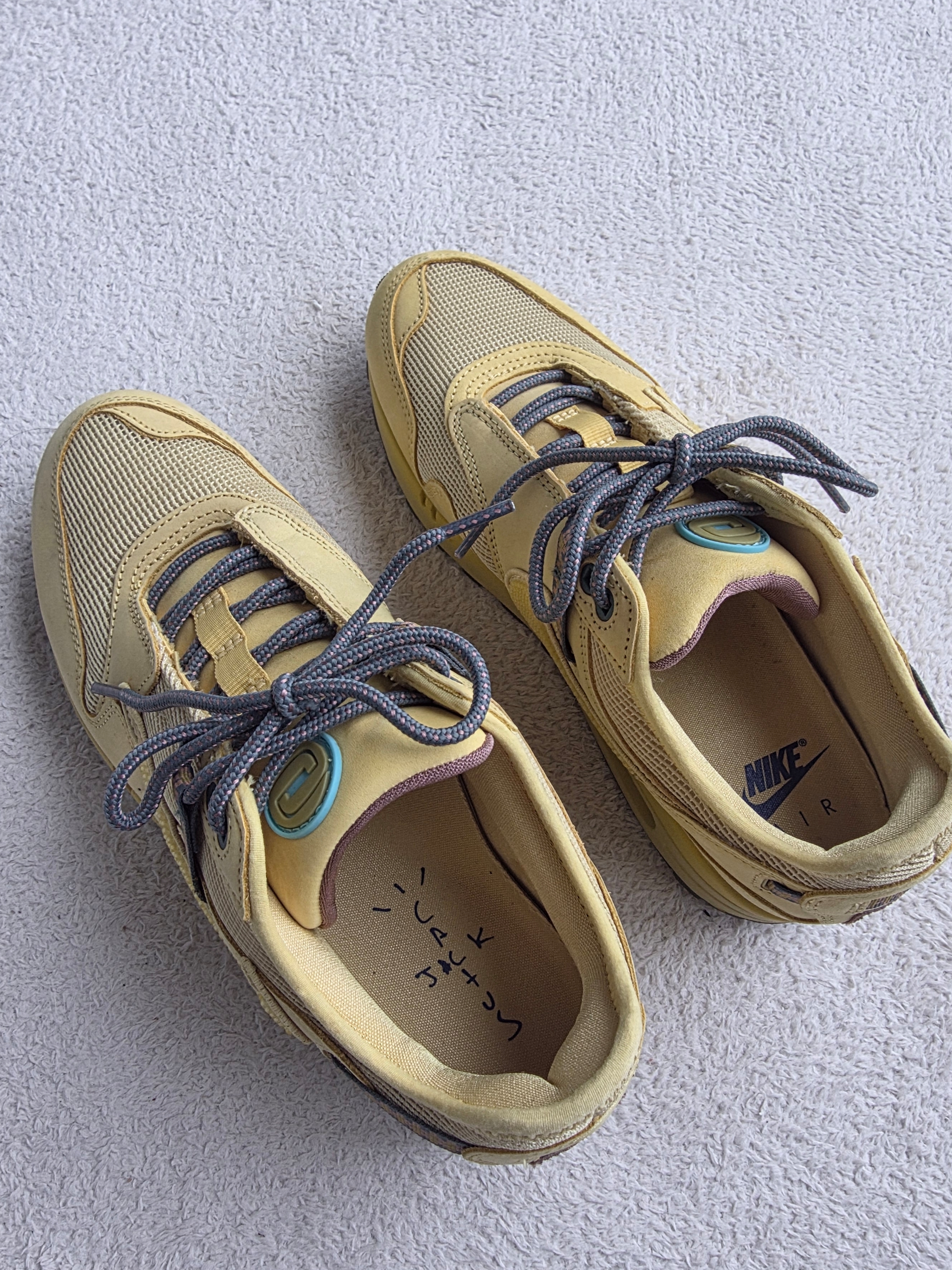 Nike x Travis Scott Air Max 1 Cact.us Gold 착용 스타일 - 2