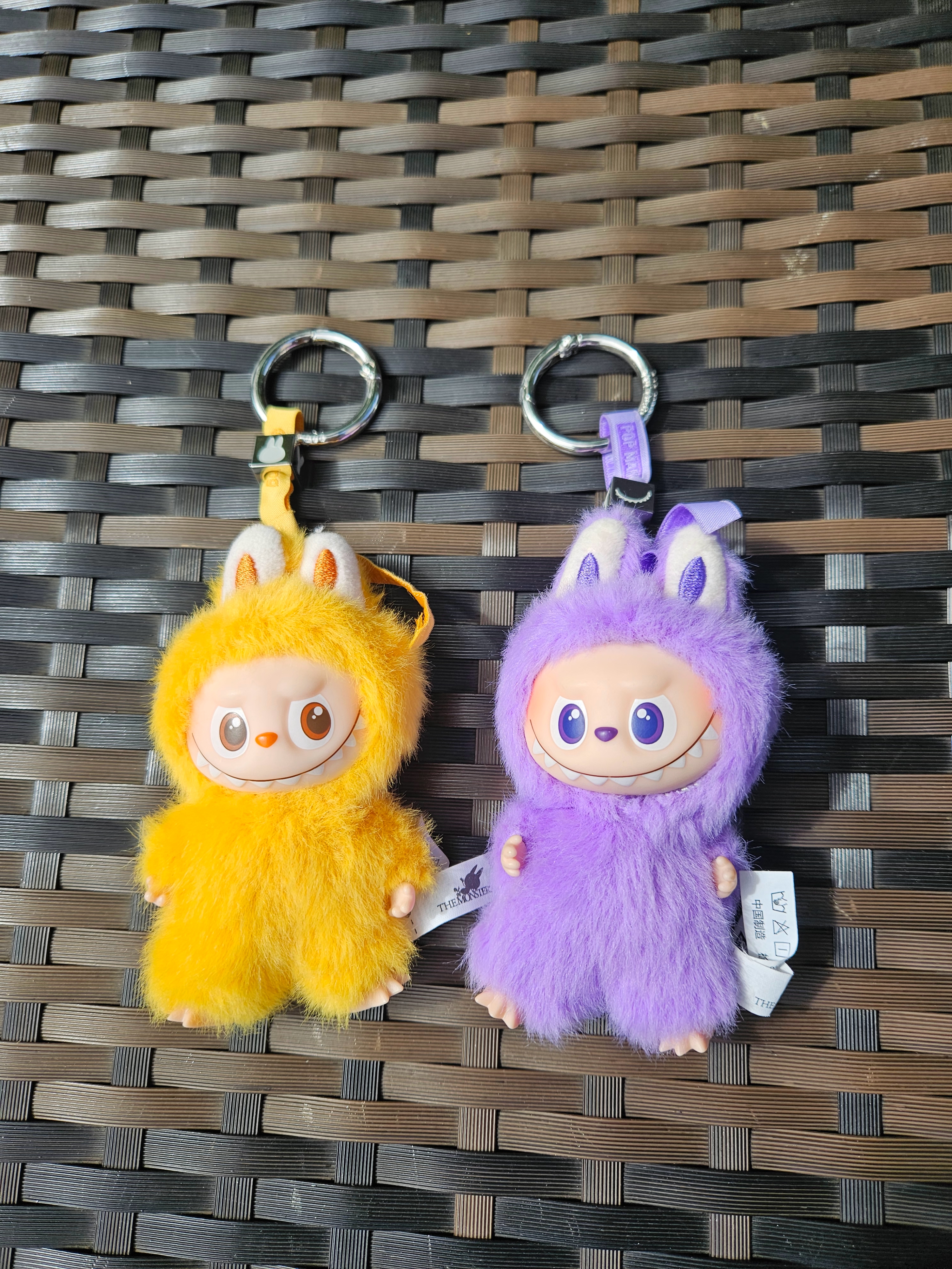 Pop Mart Labubu The Monsters Pin For Love Series Vinyl Plush Pendant (N-Z) Y (Opened Case), Pop Mart Labubu The Monsters Pin For Love Series Vinyl Plush Pendant (N-Z) T (Opened Case) 착용 스타일 - 1