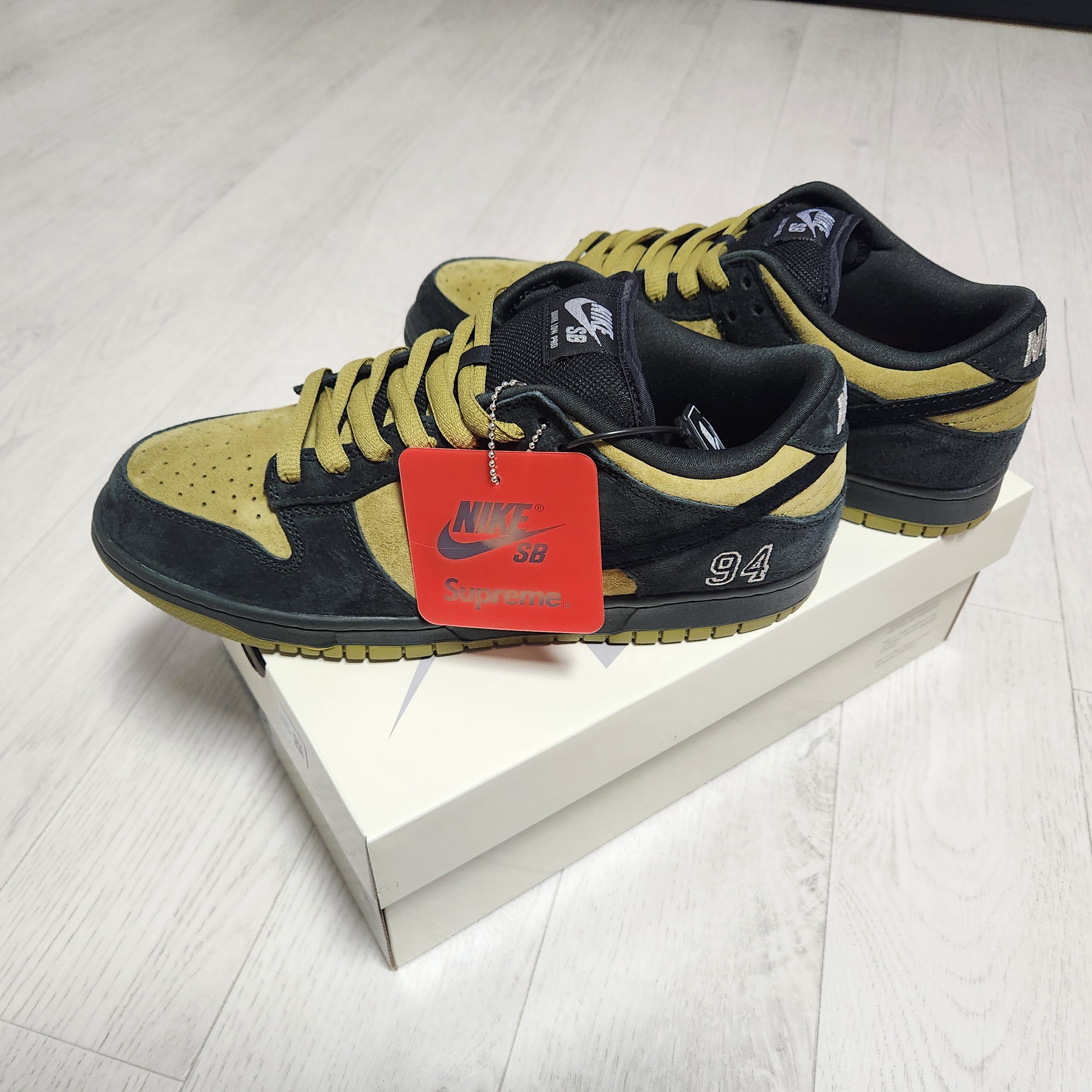Nike x Supreme SB Dunk Low Camper Green 착용 스타일 - 1