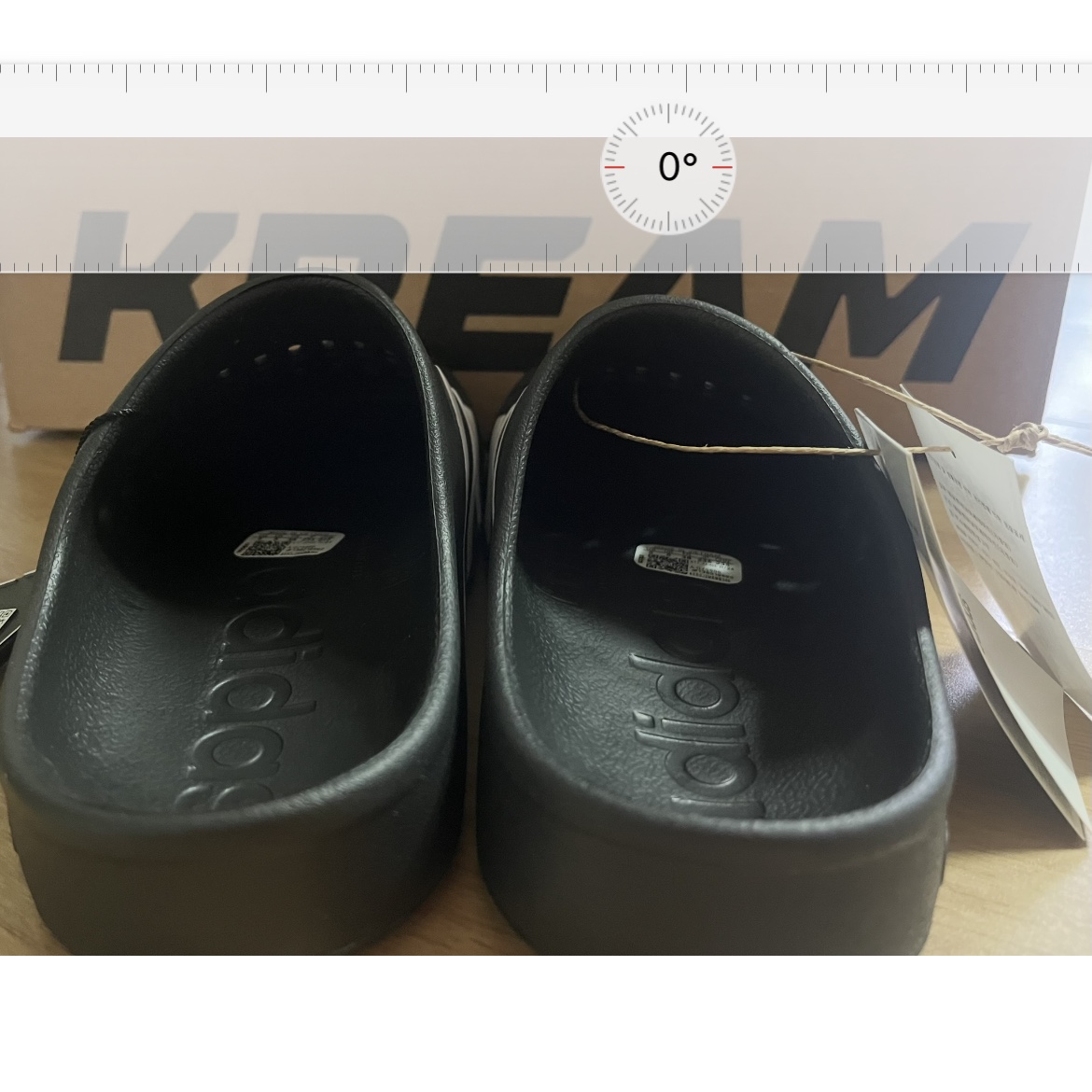 Adidas Adilette Clog Black White 착용 스타일 - 1