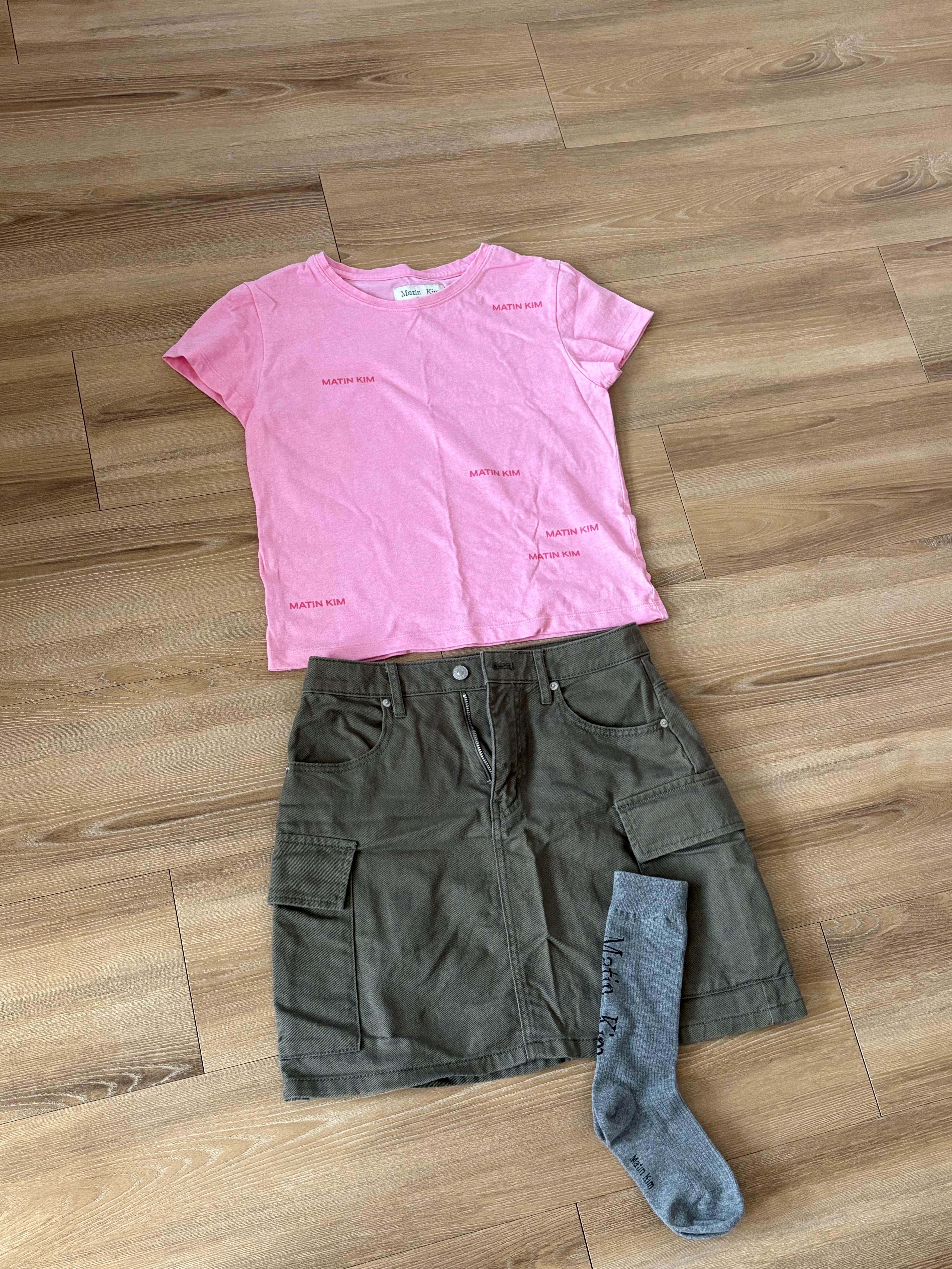(W) Matin Kim Matin Small Logo Crop Top Pink 착용 스타일