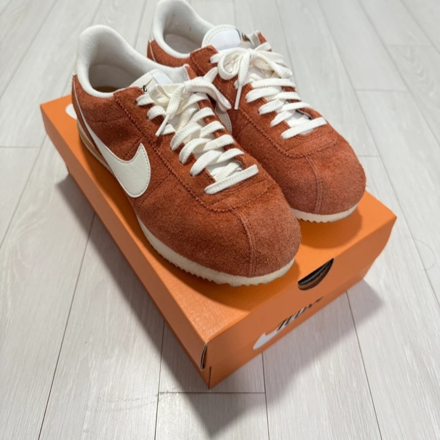Nike Cortez SE Dark Russet Flax 착용 스타일