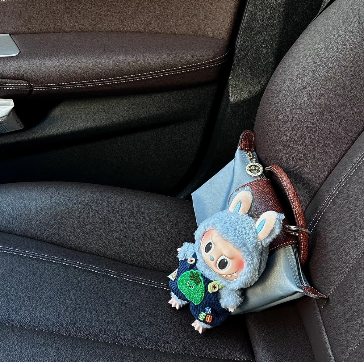 Pop Mart Labubu The Monsters Labubu Tasty Macarons Series Sea Salt Coconut Keyring, Longchamp Le Pliage Original Handle Pouch Steel 착용 스타일