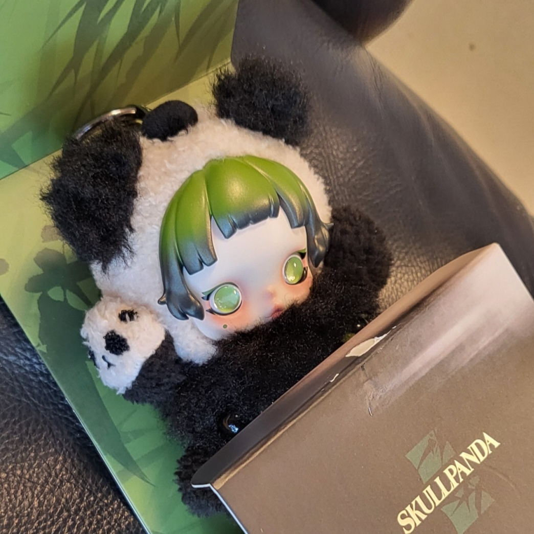 Pop Mart Skullpanda Lazy Panda Plush Doll Pendant 착용 스타일 - 3