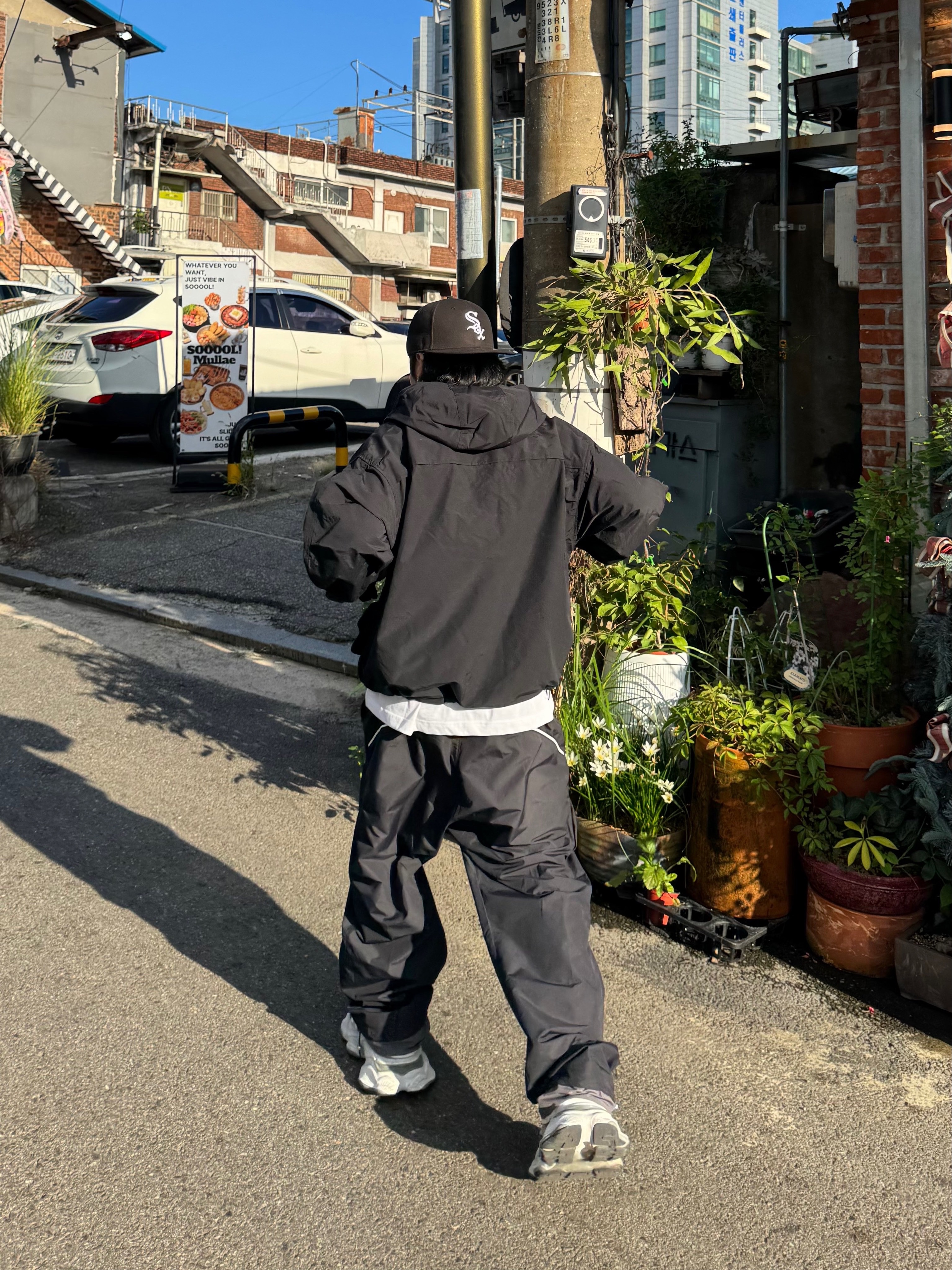 Balenciaga Cargo Sneakers White Grey 착용 스타일 - 5