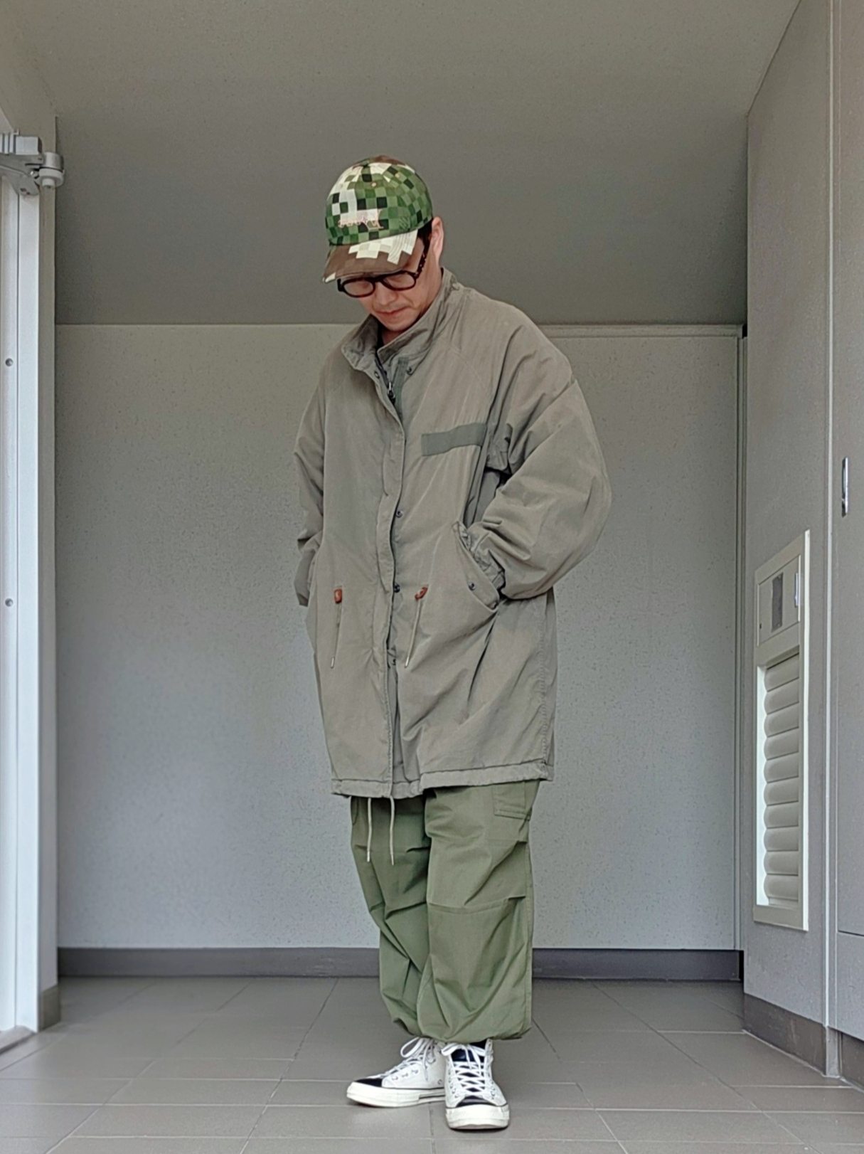 Louis Vuitton Cap Damoflage, Converse x Fear of God Essentials Chuck 70 Hi Natural 2020 착용 스타일 - 1