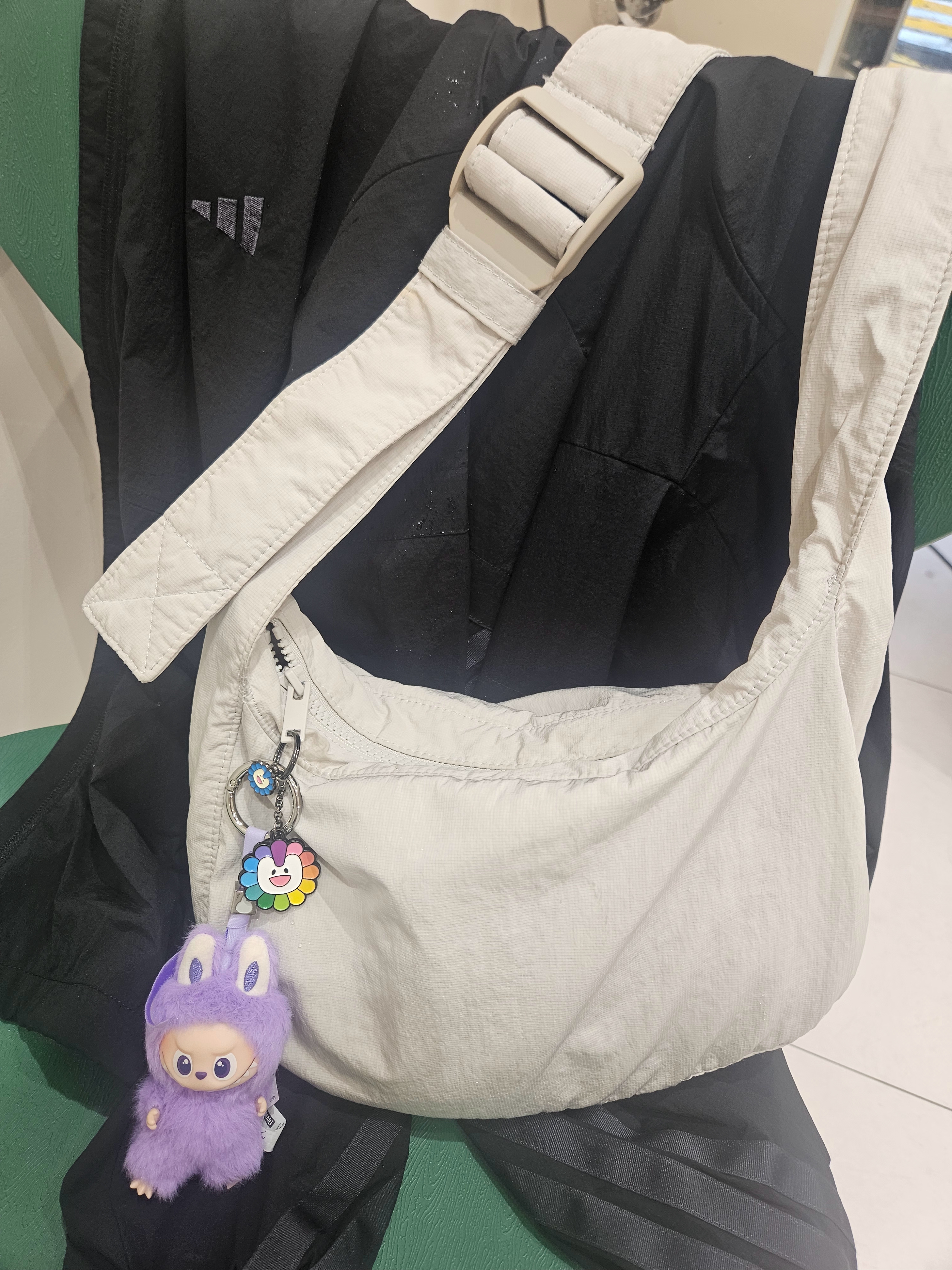 Pop Mart Labubu The Monsters Pin For Love Series Vinyl Plush Pendant (N-Z) T (Opened Case), NewJeans x Murakami Metal Keyring Flower 착용 스타일 - 2