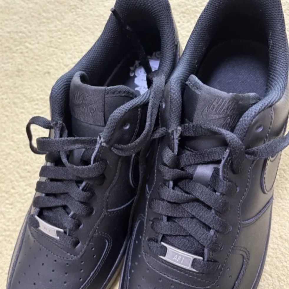 Nike Air Force 1 '07 Low Triple Black 착용 스타일