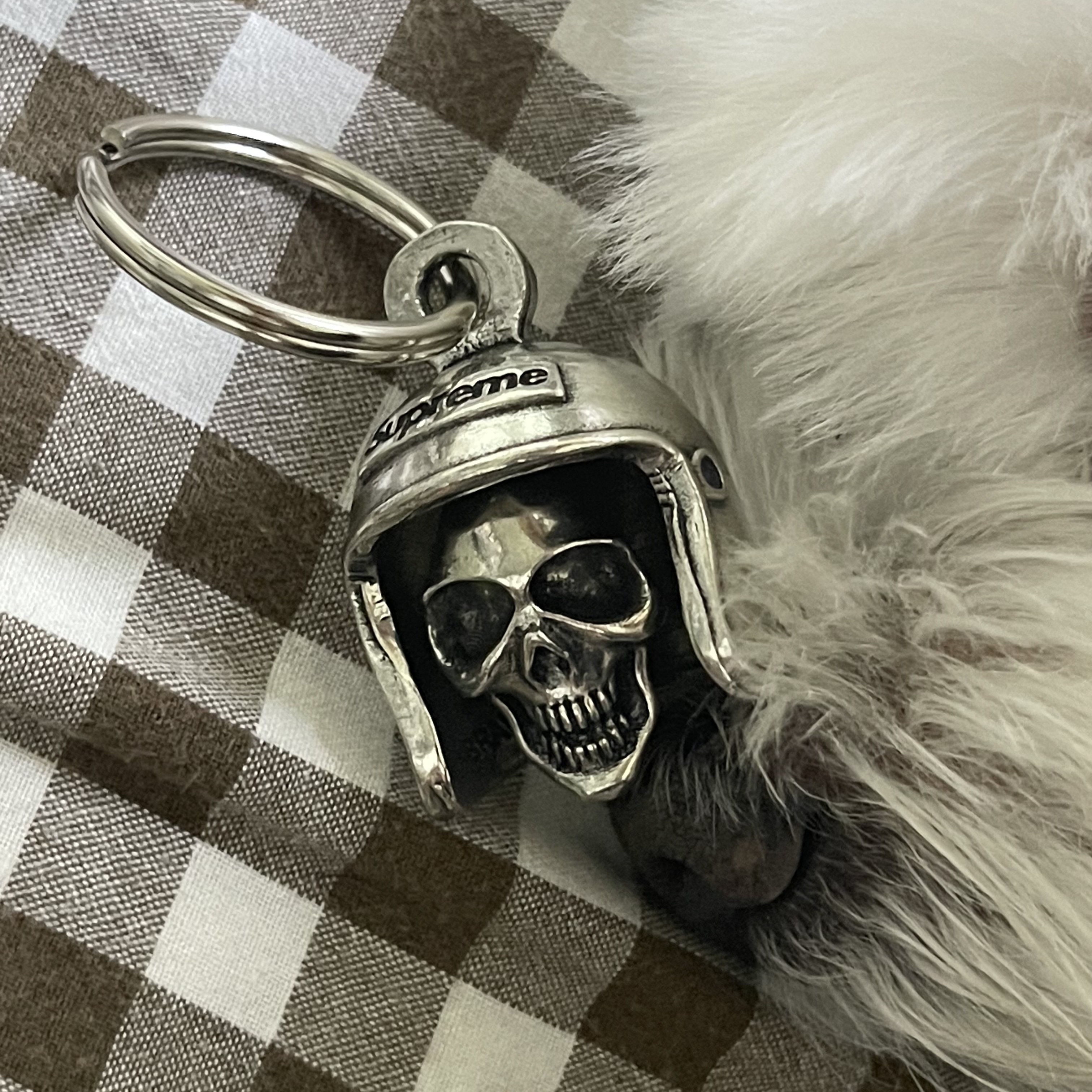 Supreme Skull Bell Keychain Silver - 25SS 착용 스타일 - 3